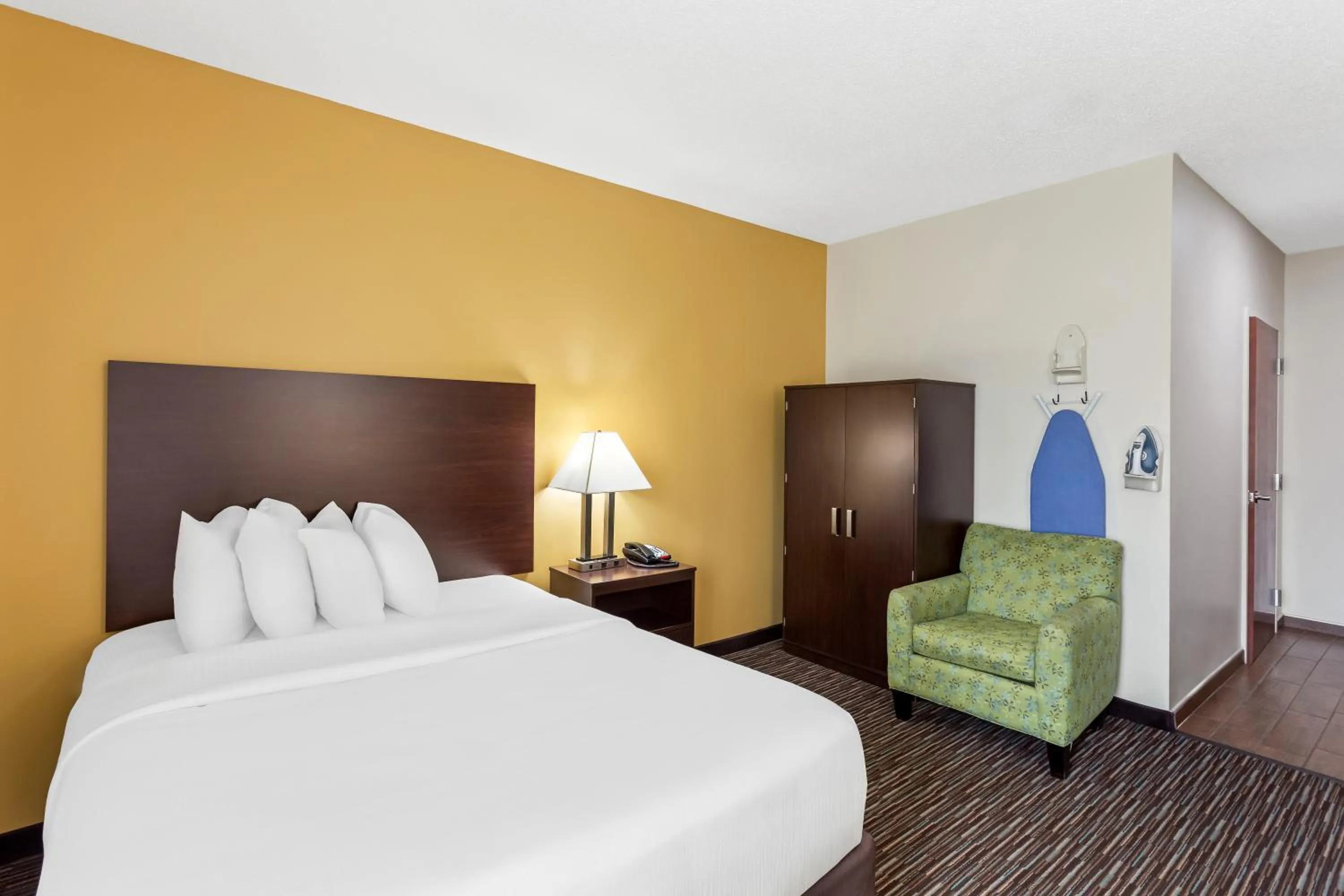 Bedroom, Bed in SureStay by Best Western Grayson