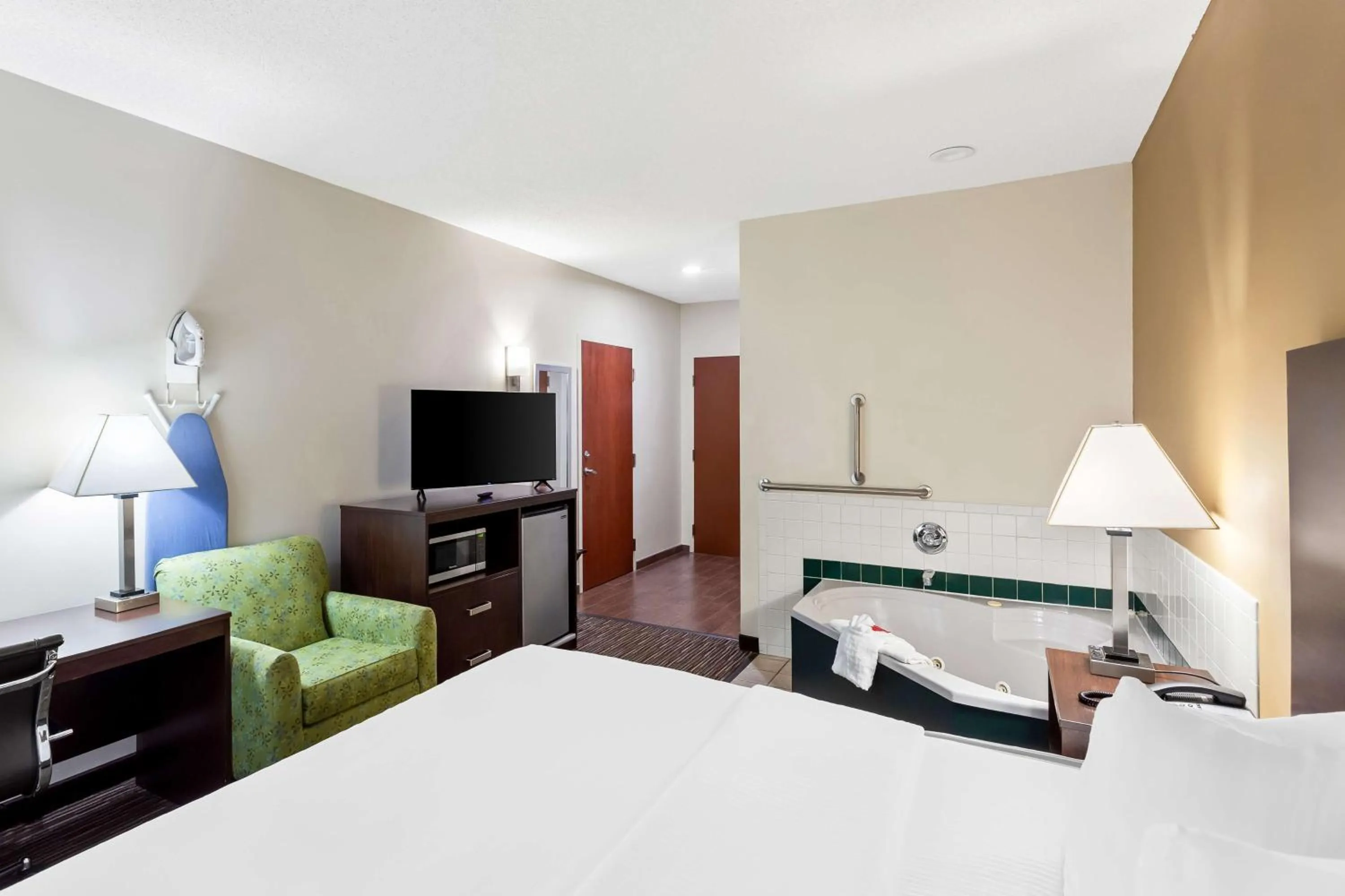 Bedroom, Bed in SureStay by Best Western Grayson