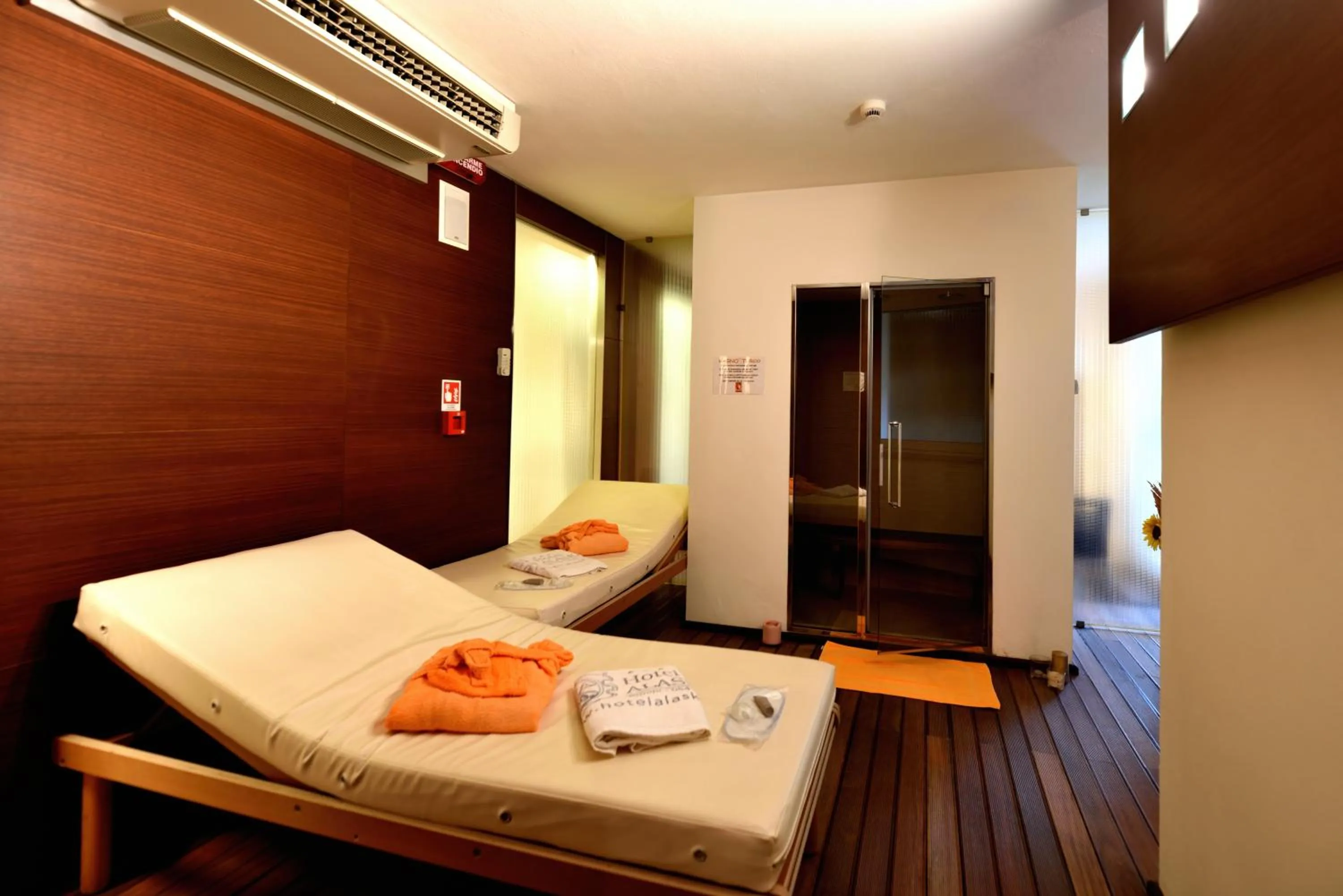 Hot Tub, Bed in Hotel Alaska