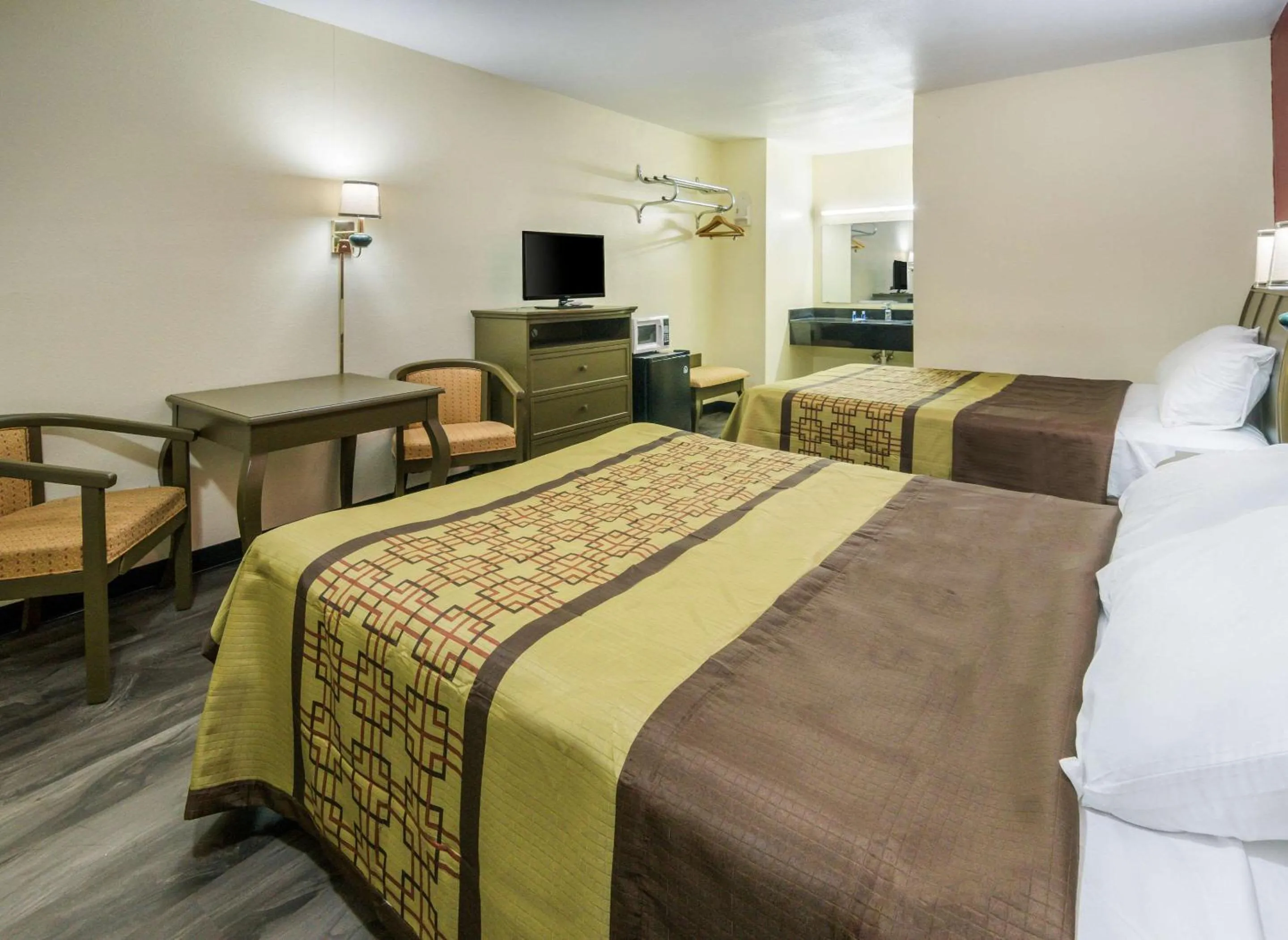 Photo of the whole room, Bed in Rodeway Inn Ranger I-20