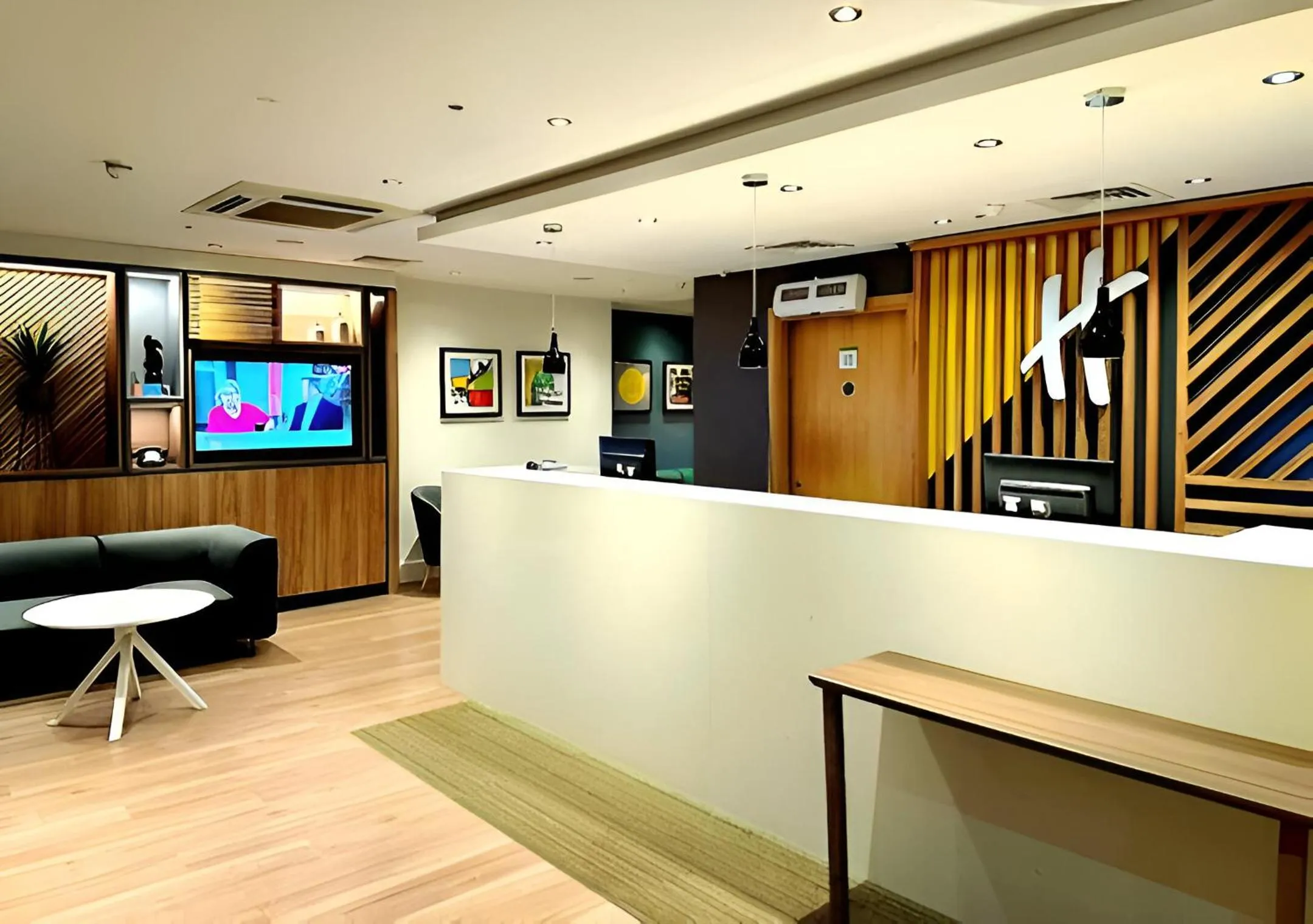 Lobby or reception in Holiday Inn Birmingham North - Cannock by IHG