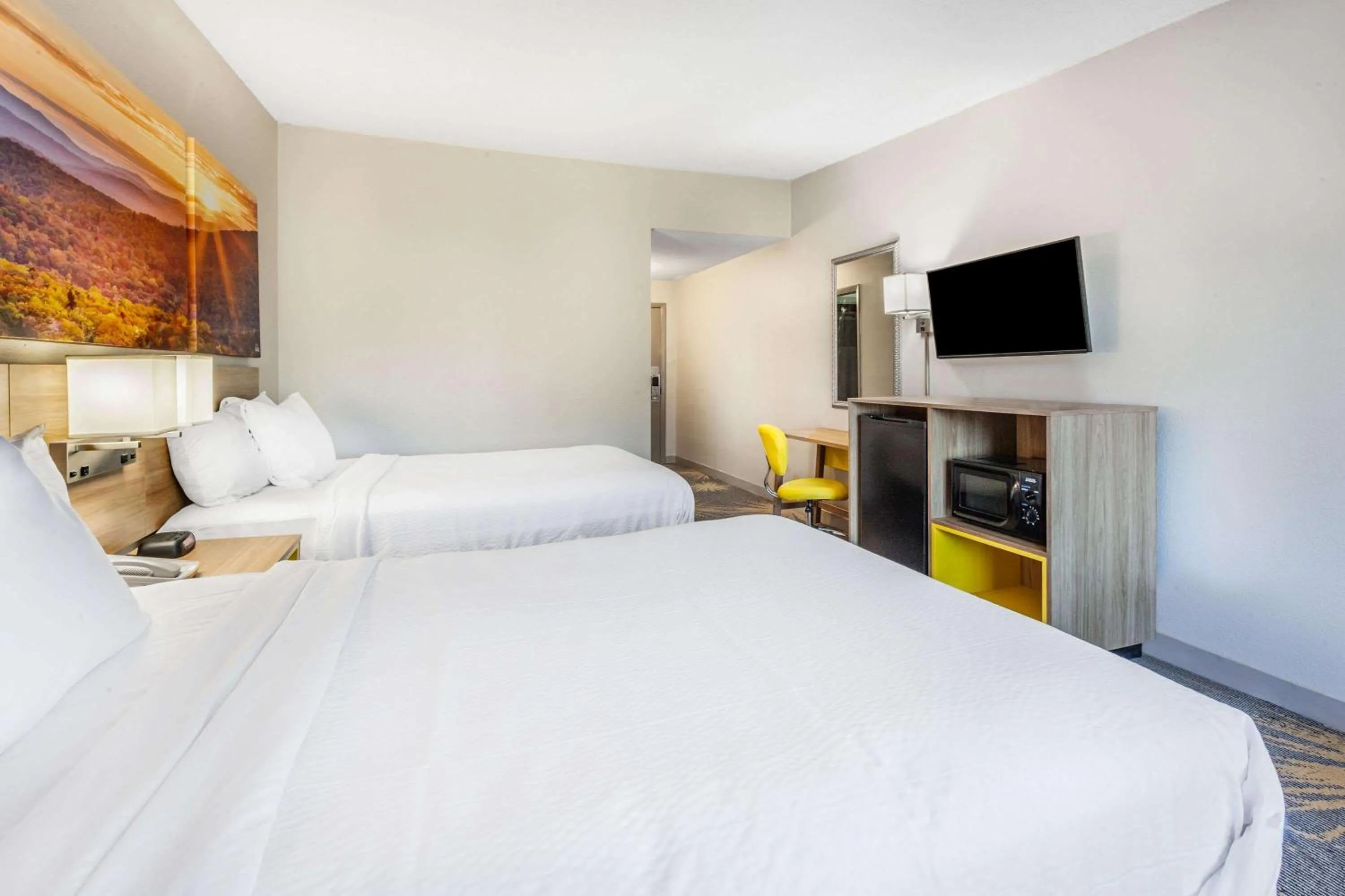 Bedroom, Bed in Days Inn by Wyndham Roanoke Hollins Near I-81