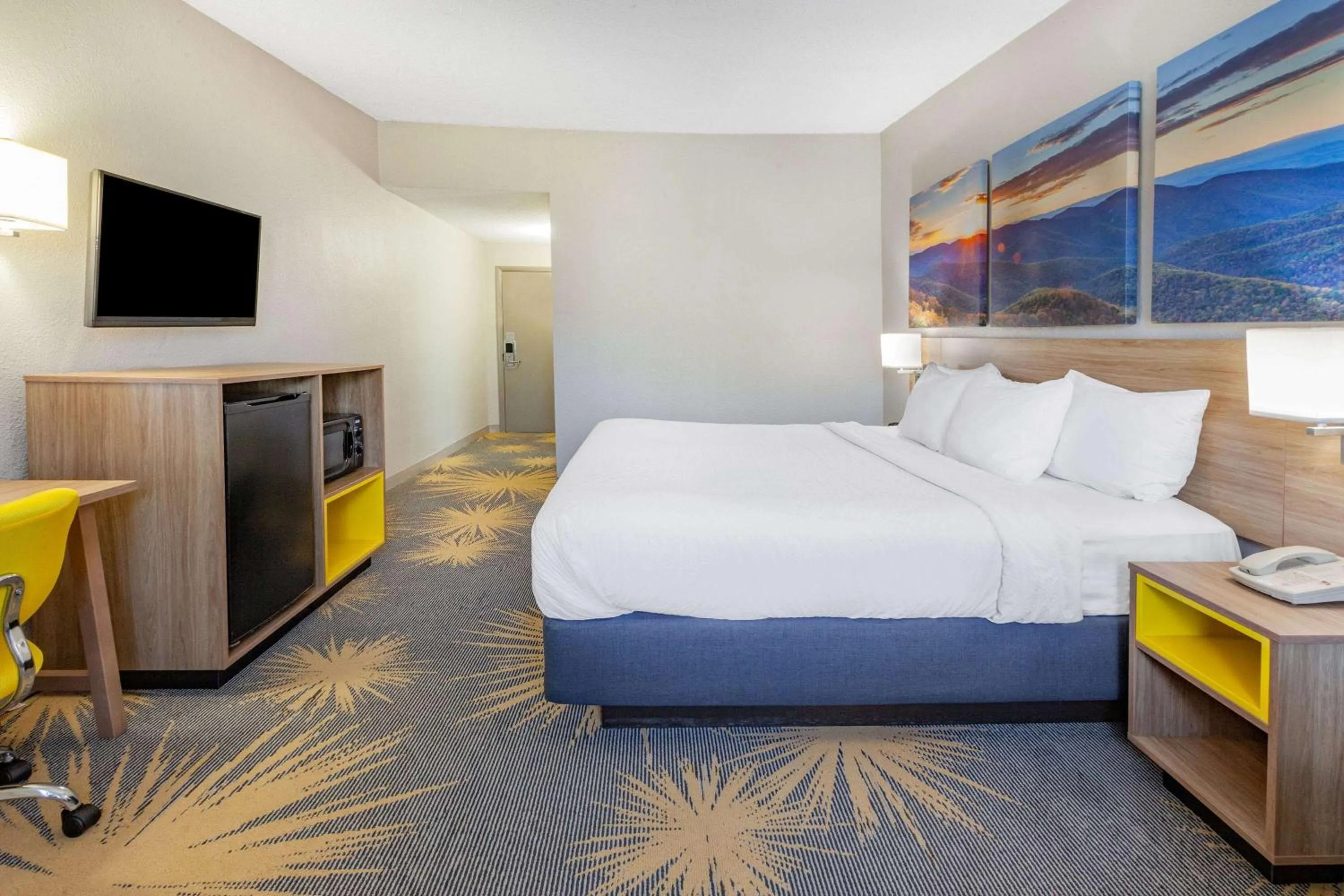 Bedroom, Bed in Days Inn by Wyndham Roanoke Hollins Near I-81