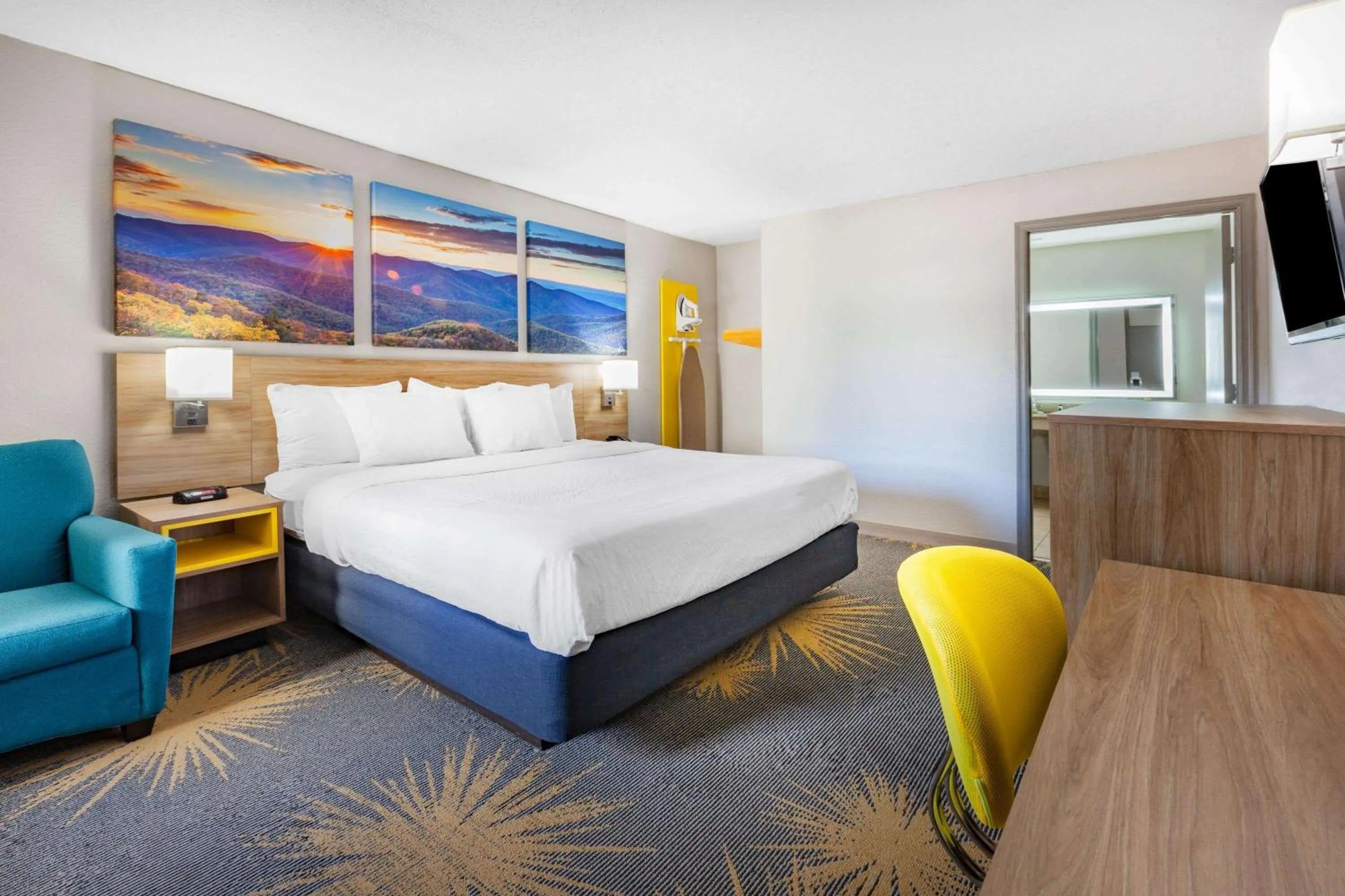 Bedroom, Bed in Days Inn by Wyndham Roanoke Hollins Near I-81