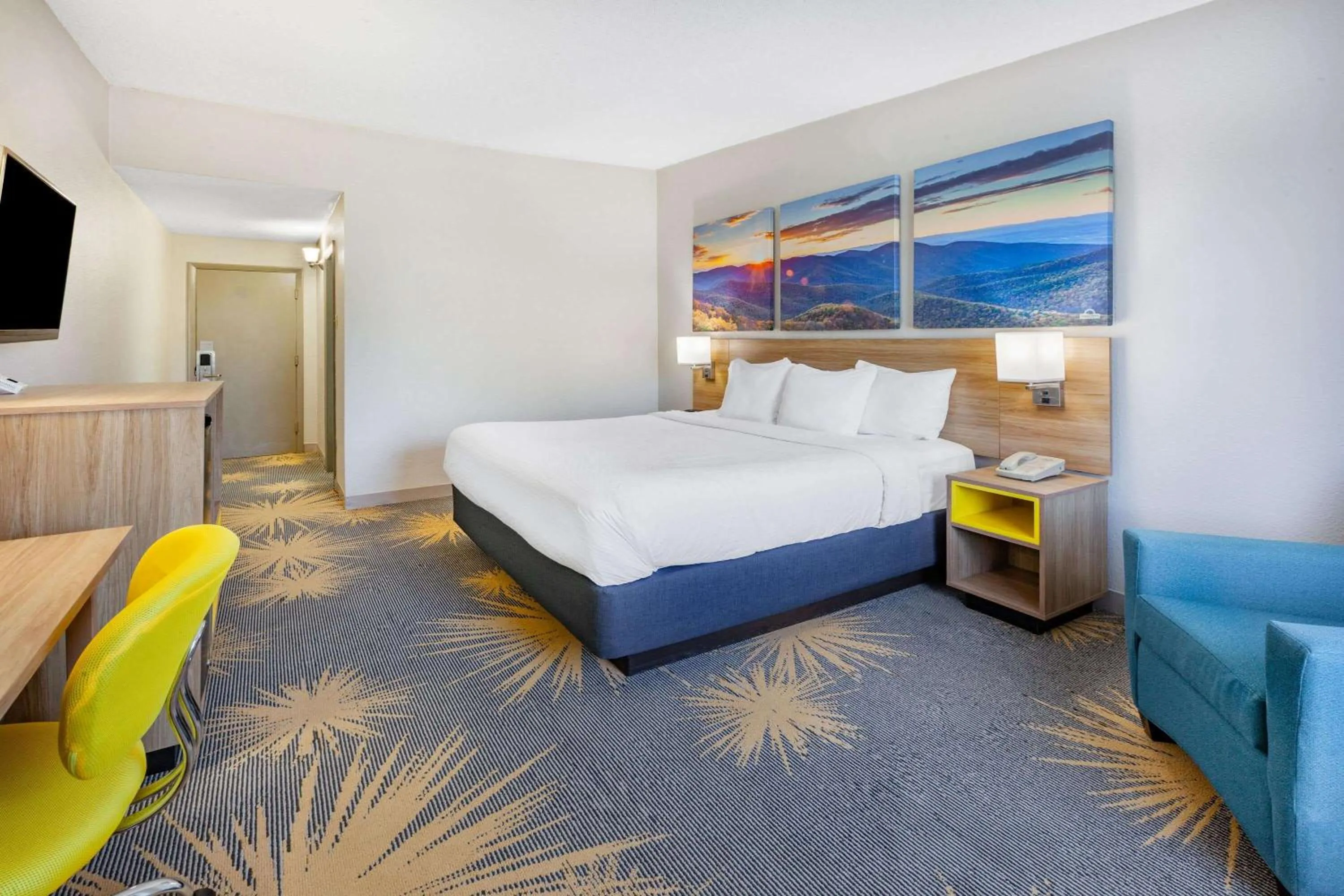 Bedroom, Bed in Days Inn by Wyndham Roanoke Hollins Near I-81