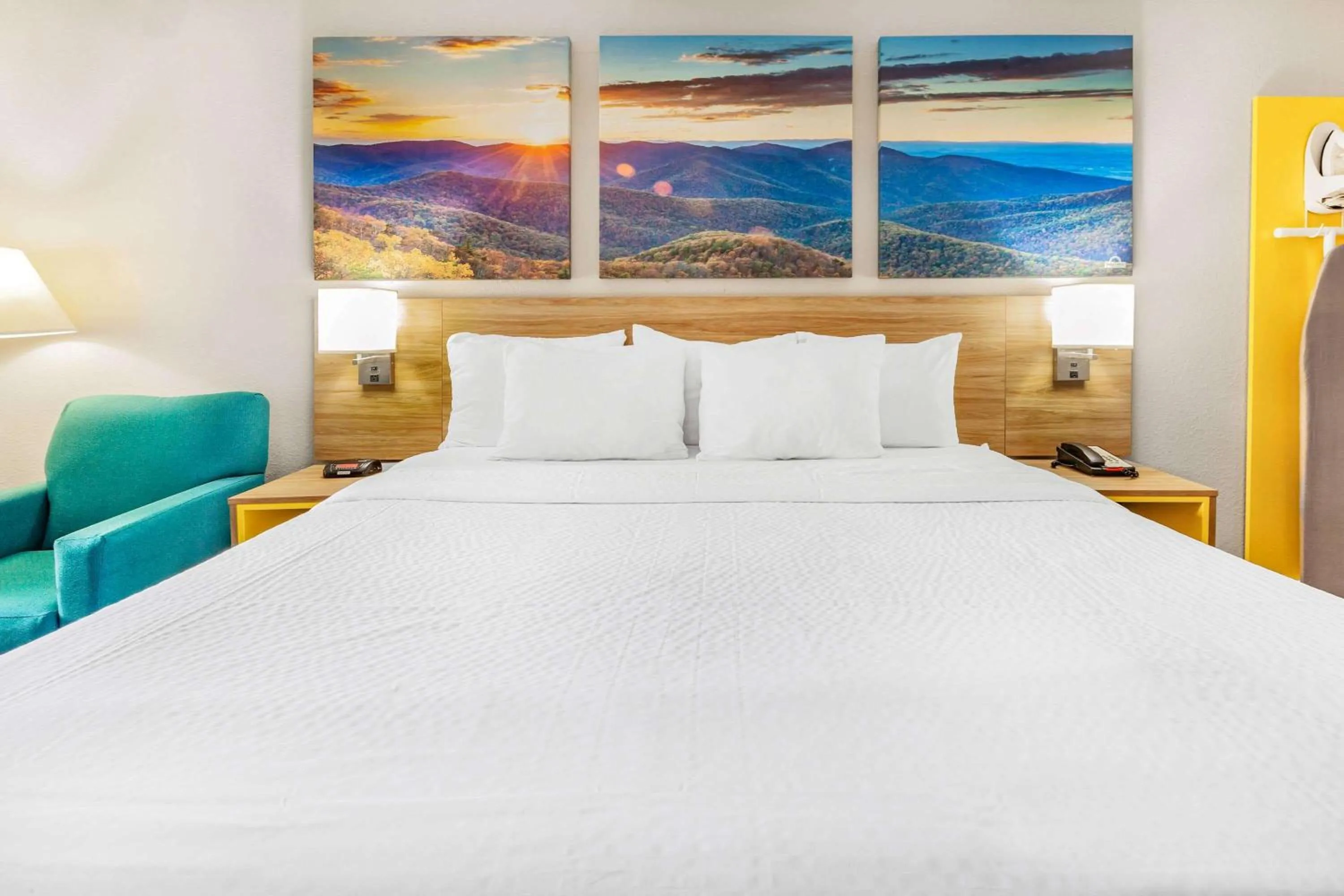 Bedroom, Bed in Days Inn by Wyndham Roanoke Hollins Near I-81