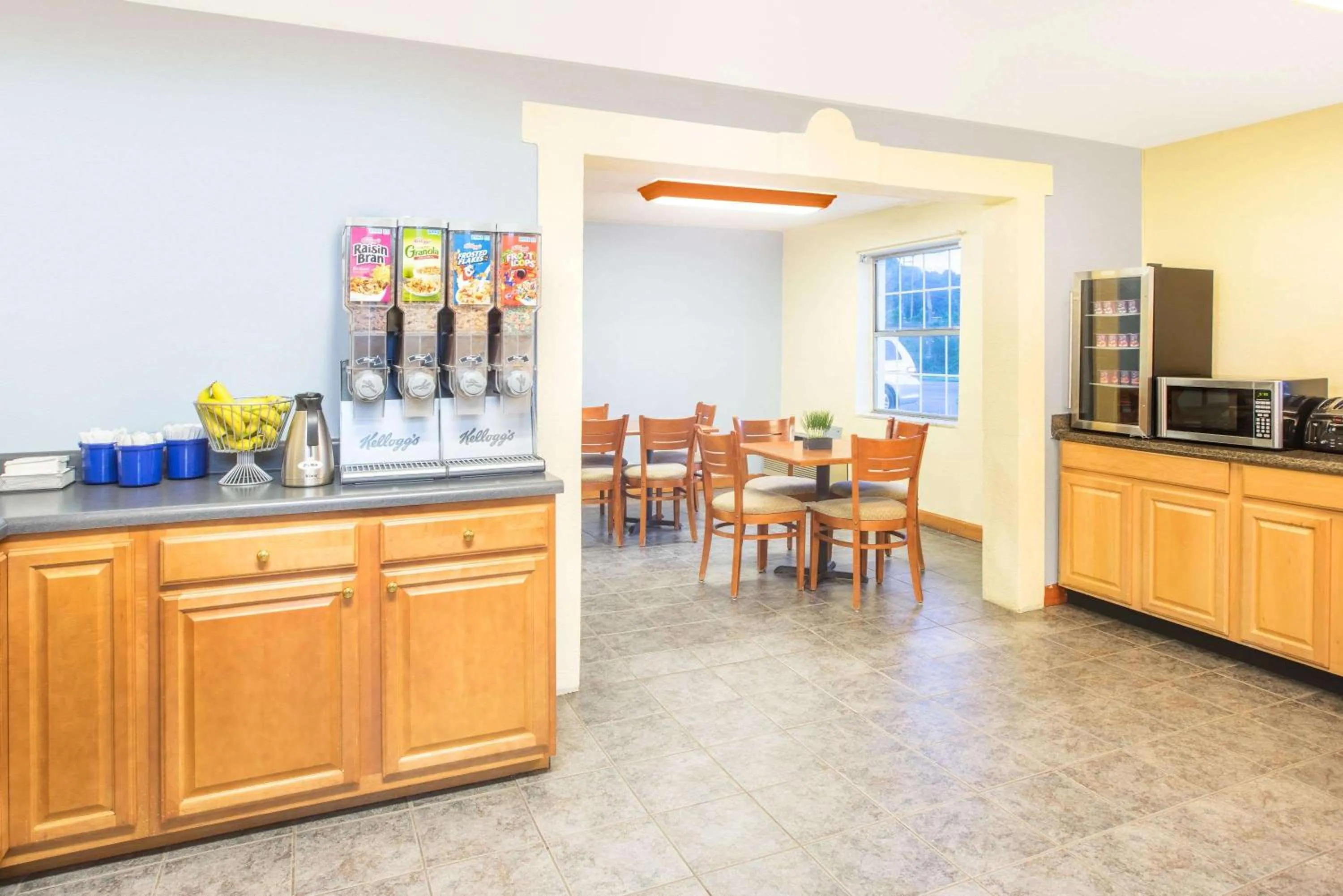 Restaurant/places to eat in Days Inn by Wyndham Roanoke Hollins Near I-81