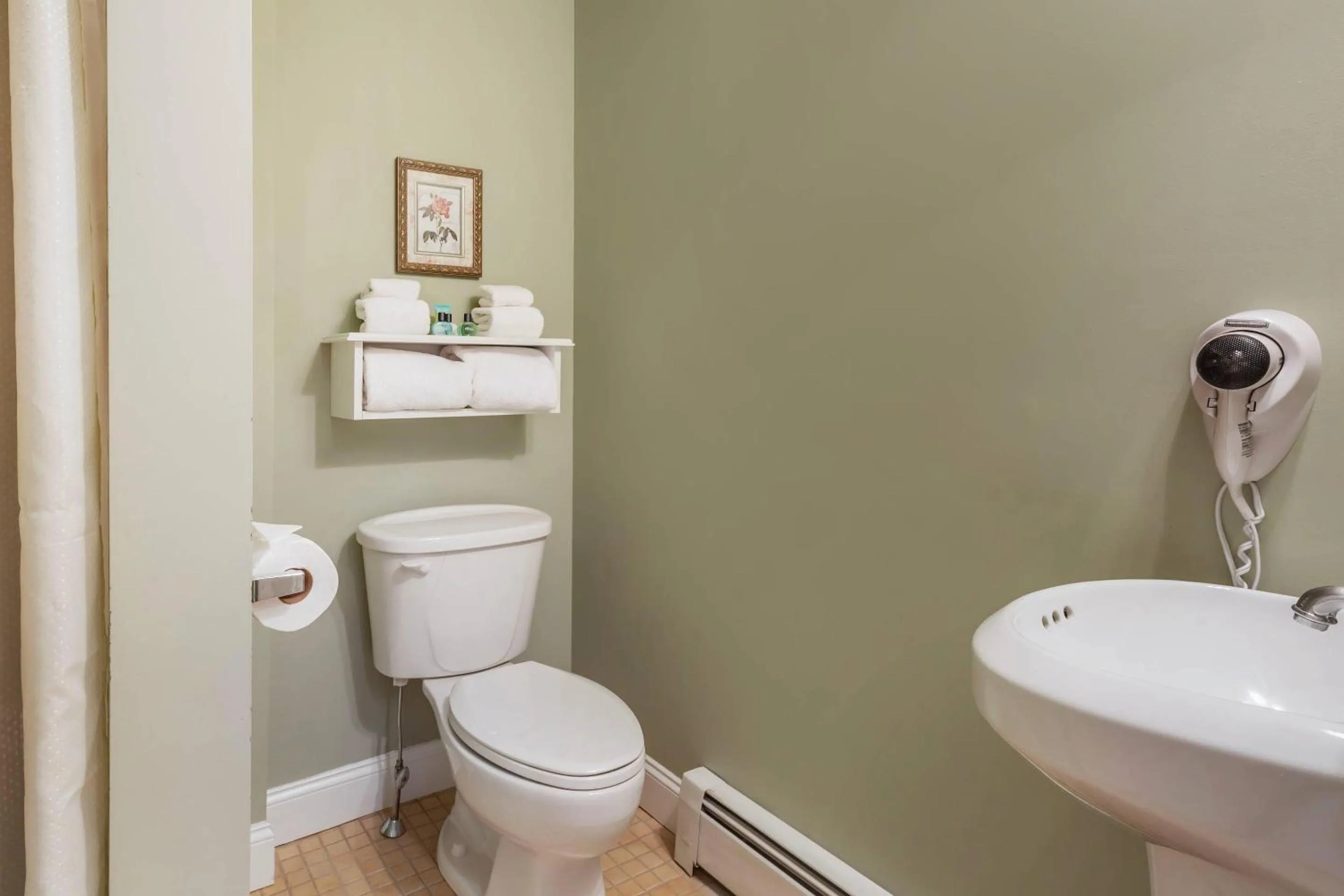 Bedroom in Essex Street Inn & Suites, an Ascend Collection Hotel