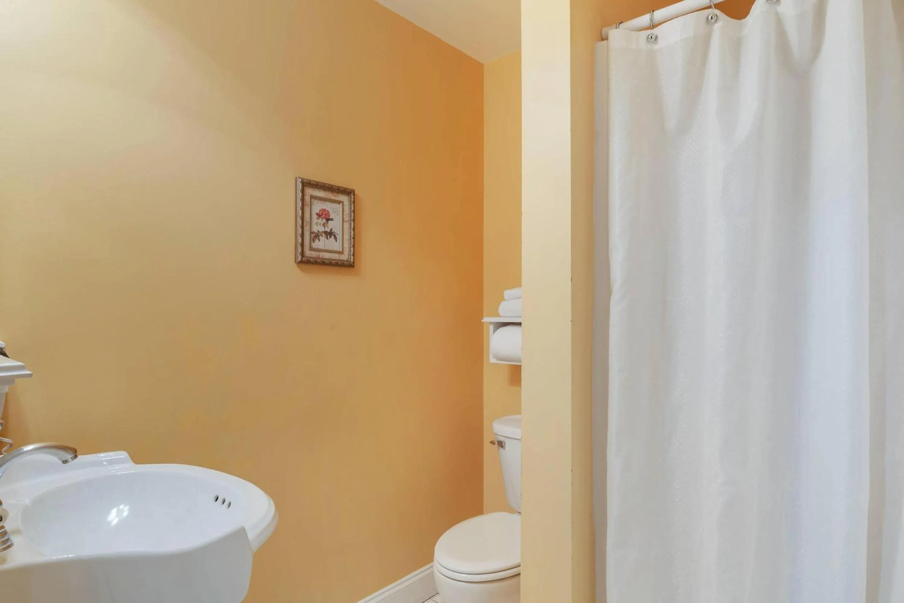 Bedroom in Essex Street Inn & Suites, an Ascend Collection Hotel