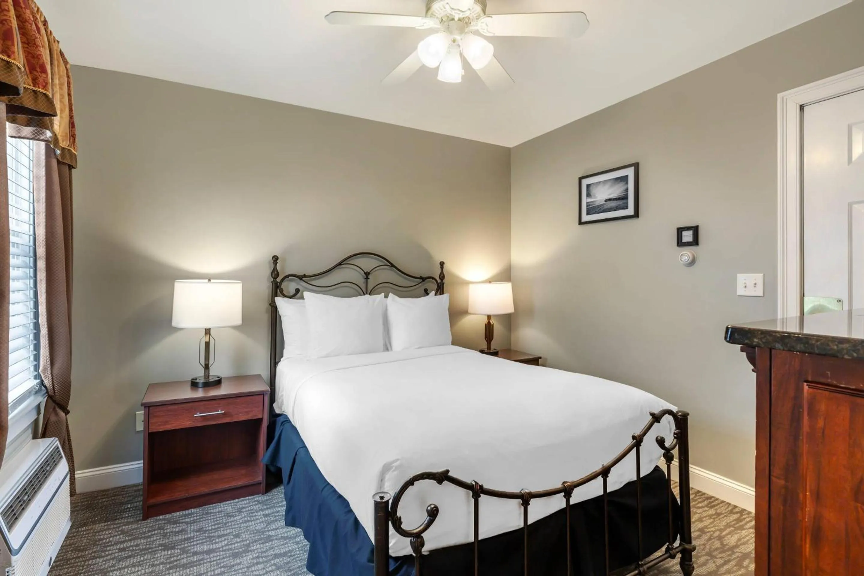 Bedroom, Bed in Essex Street Inn & Suites, an Ascend Collection Hotel