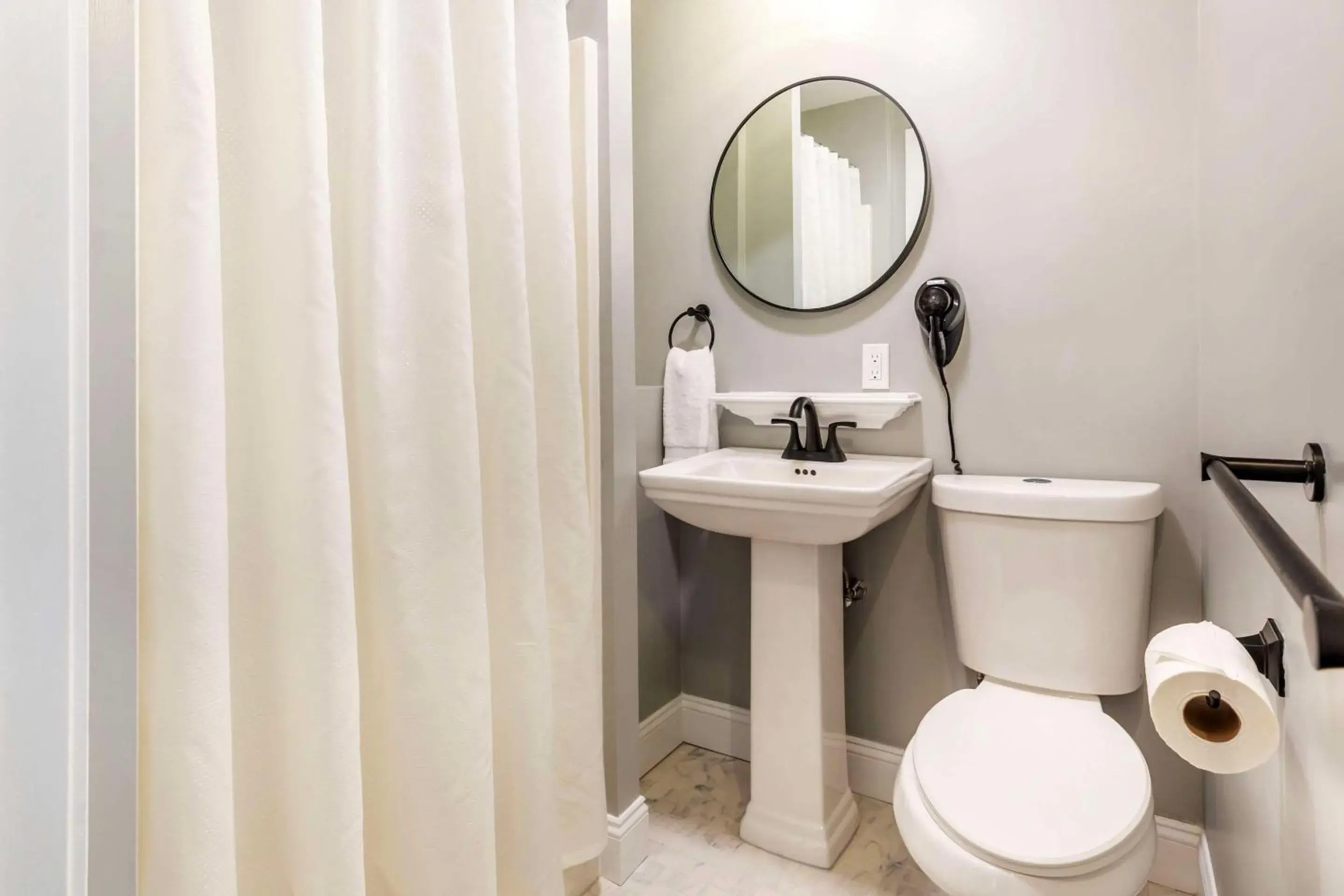 King Room - Non-Smoking in Essex Street Inn & Suites, an Ascend Collection Hotel King Room - Non-Smoking in Essex Street Inn & Suites, an Ascend Collection Hotel