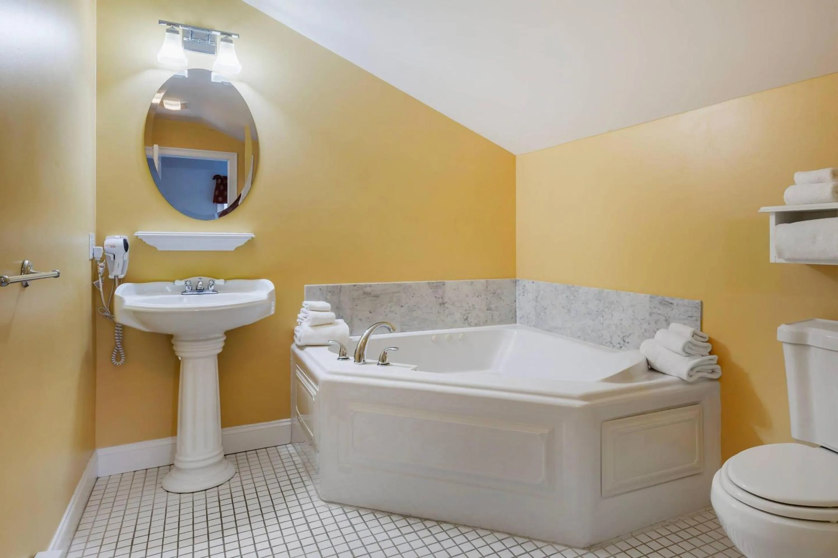 Bedroom in Essex Street Inn & Suites, an Ascend Collection Hotel