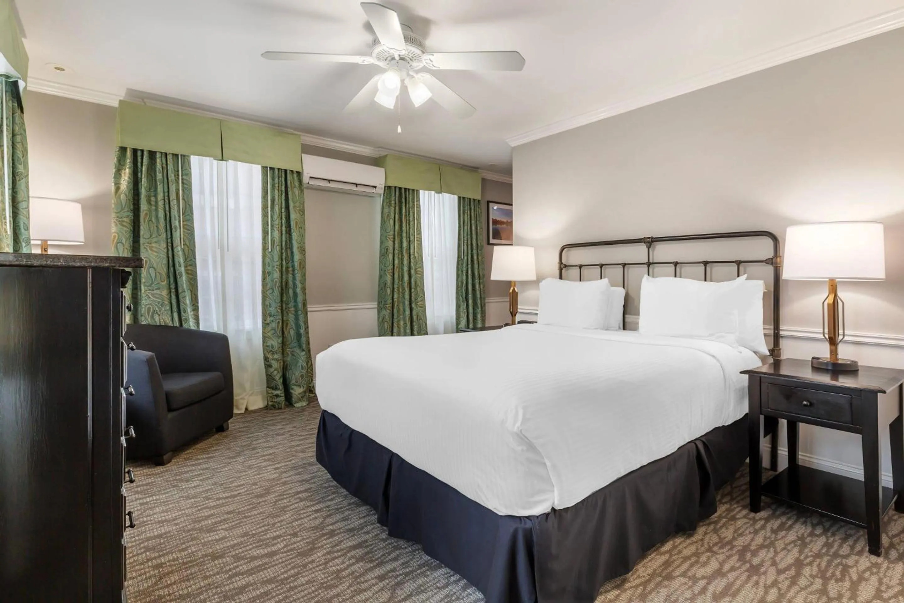 Bedroom, Bed in Essex Street Inn & Suites, an Ascend Collection Hotel