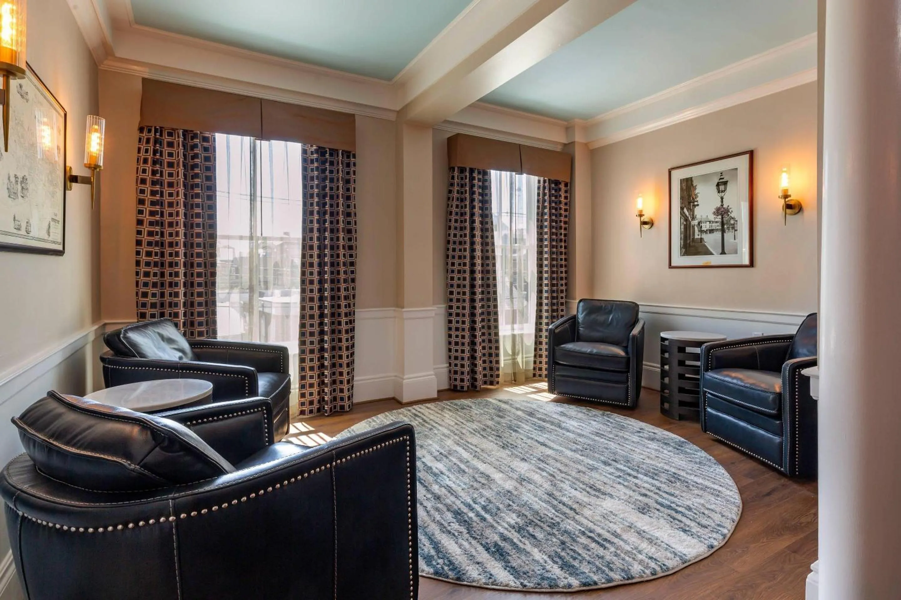 Lobby or reception in Essex Street Inn & Suites, an Ascend Collection Hotel