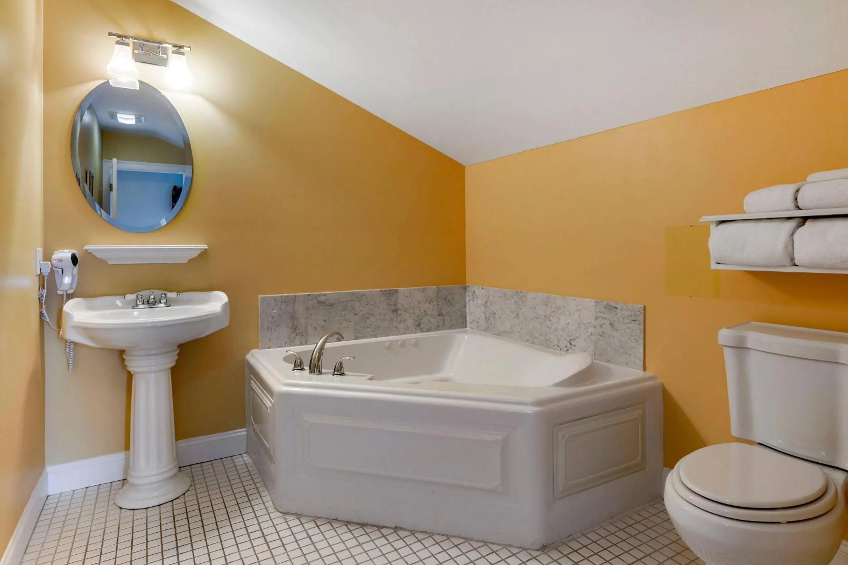 Bedroom in Essex Street Inn & Suites, an Ascend Collection Hotel