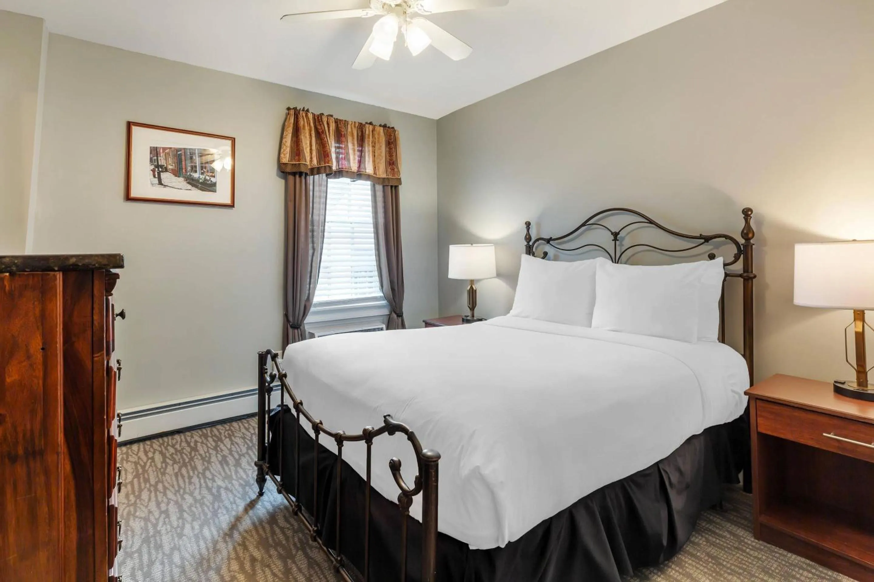 Bedroom, Bed in Essex Street Inn & Suites, an Ascend Collection Hotel