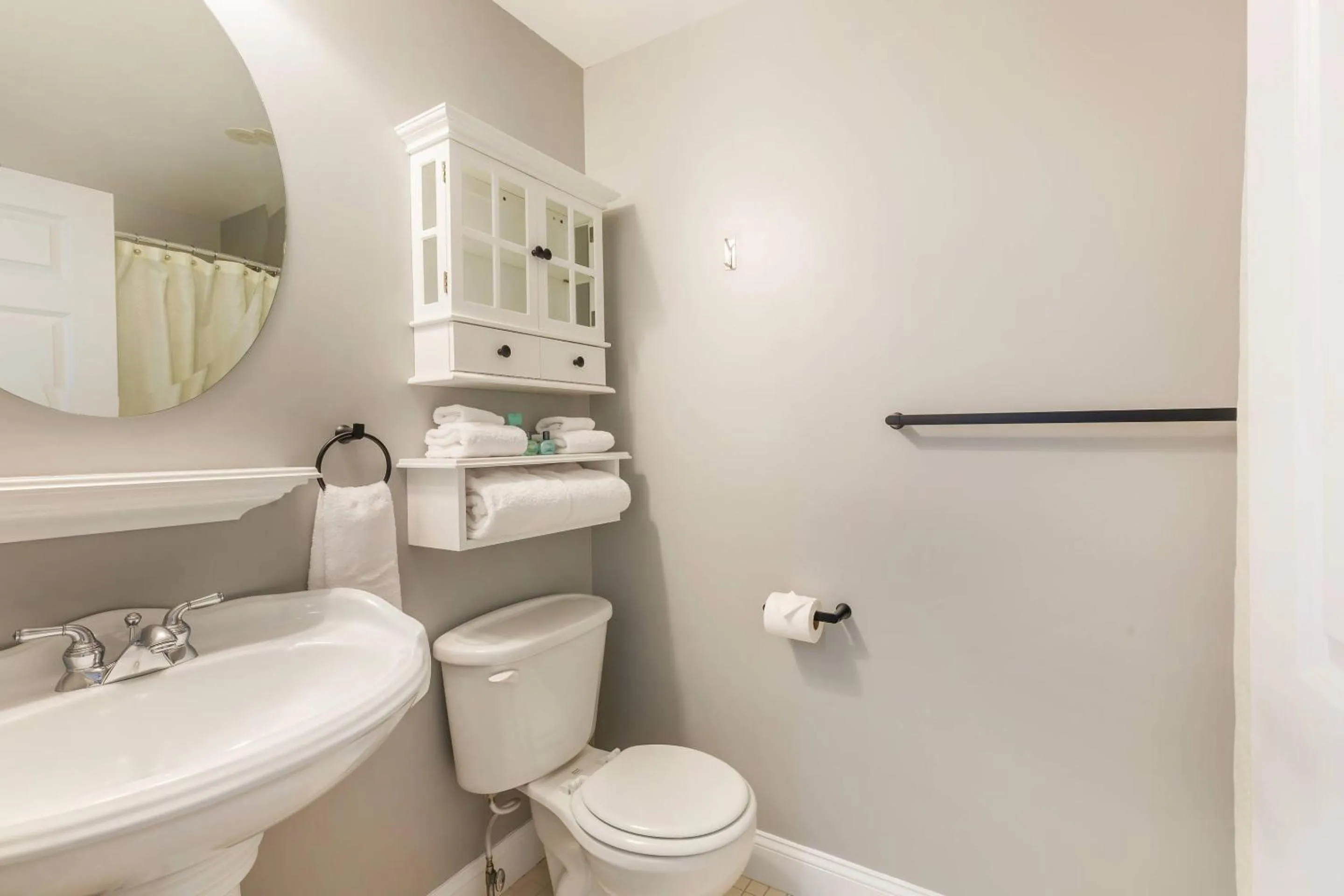 Bedroom in Essex Street Inn & Suites, an Ascend Collection Hotel