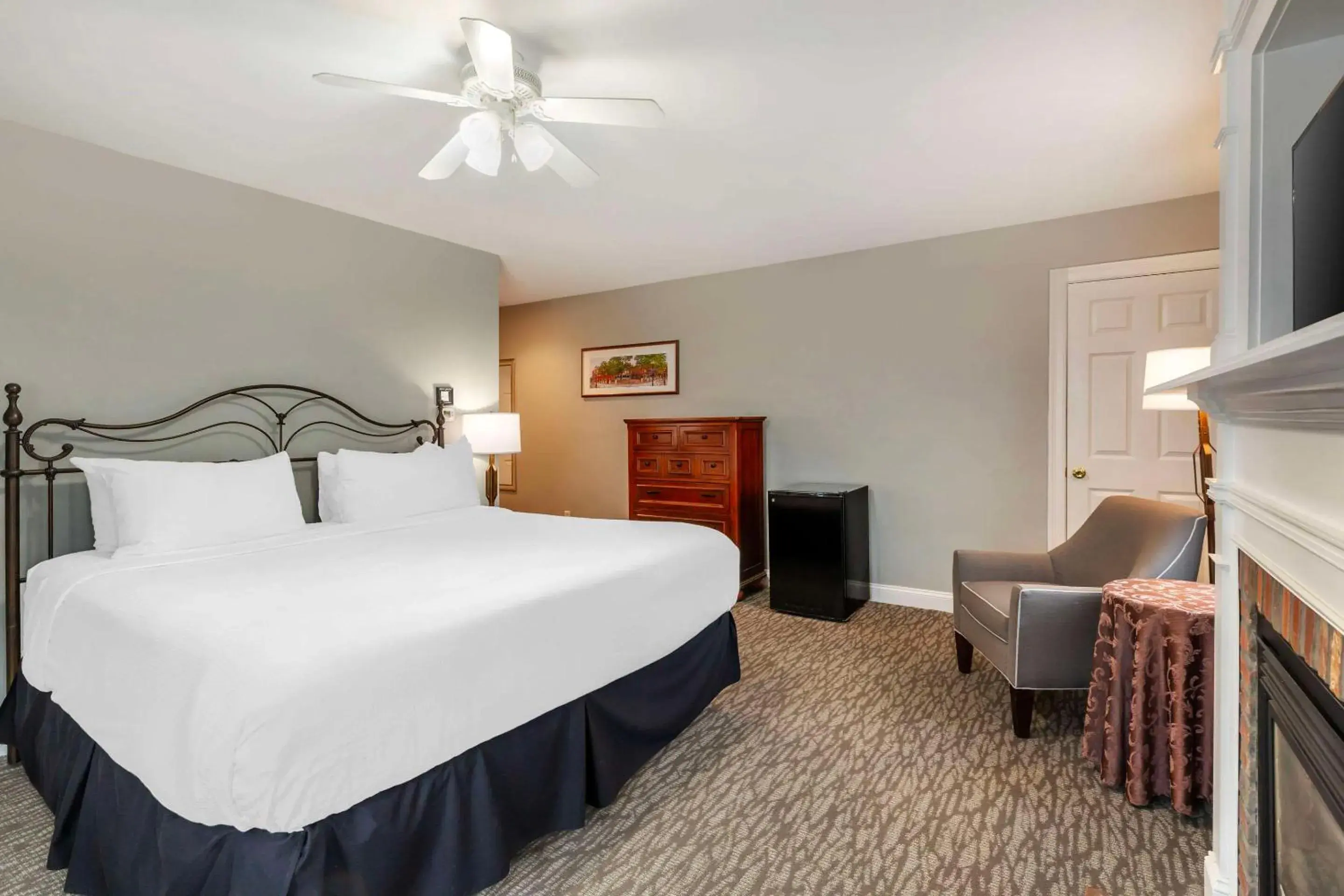 King Suite - Non-Smoking in Essex Street Inn & Suites, an Ascend Collection Hotel King Suite - Non-Smoking in Essex Street Inn & Suites, an Ascend Collection Hotel