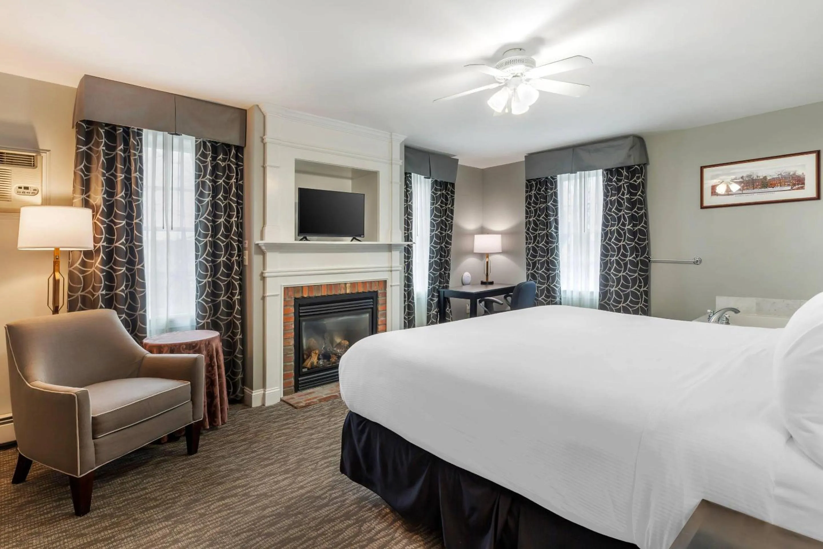 Bedroom, Bed in Essex Street Inn & Suites, an Ascend Collection Hotel