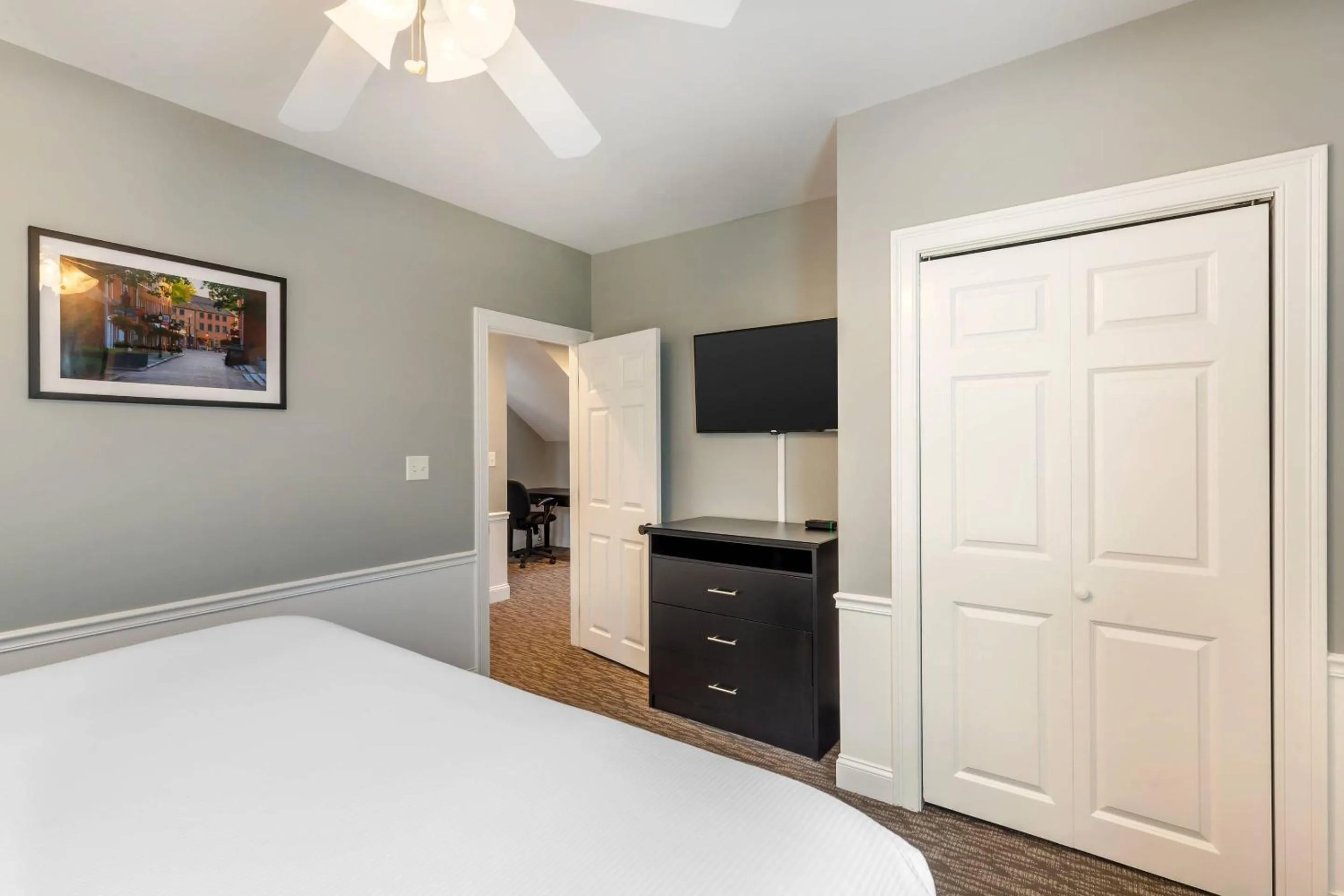 Bedroom, Bed in Essex Street Inn & Suites, an Ascend Collection Hotel