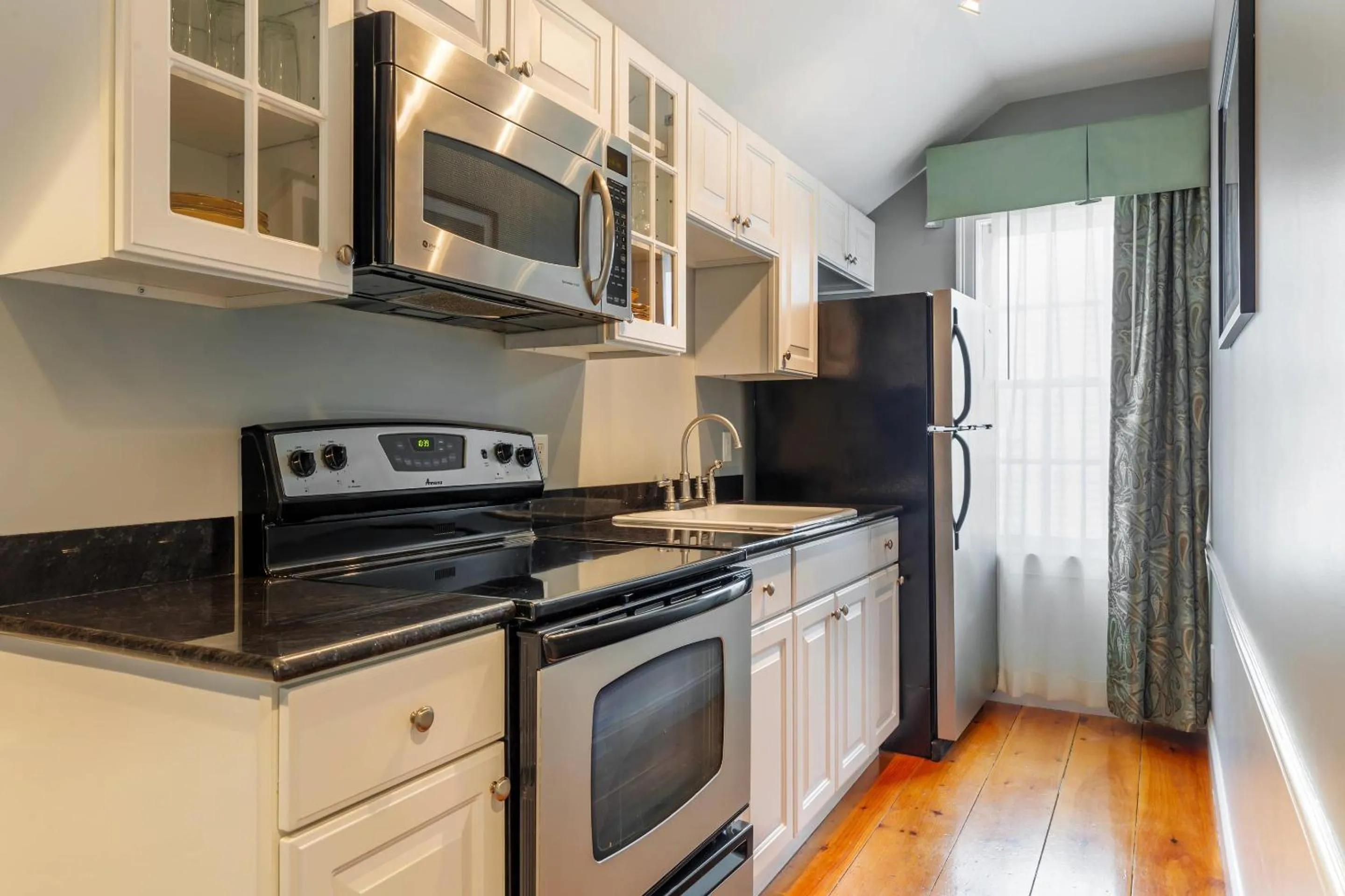 Bedroom in Essex Street Inn & Suites, an Ascend Collection Hotel