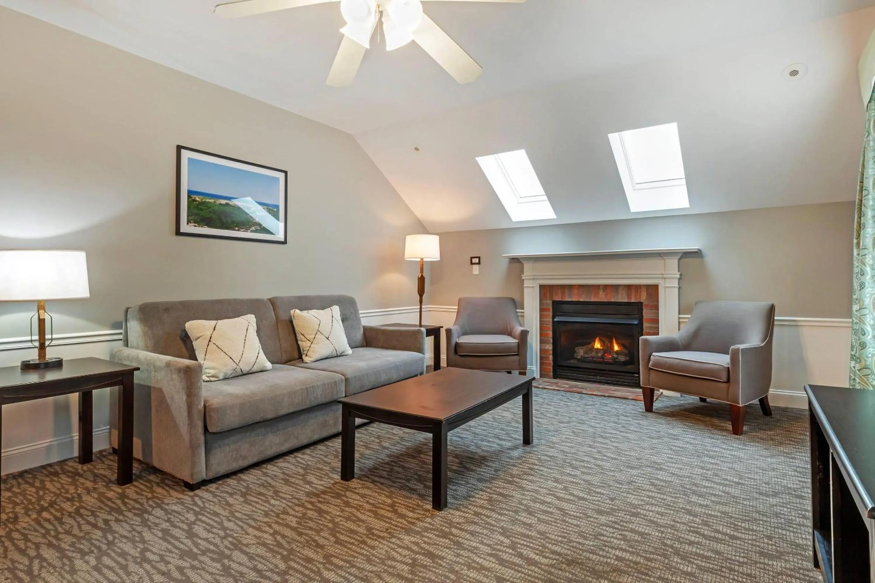 Bedroom in Essex Street Inn & Suites, an Ascend Collection Hotel