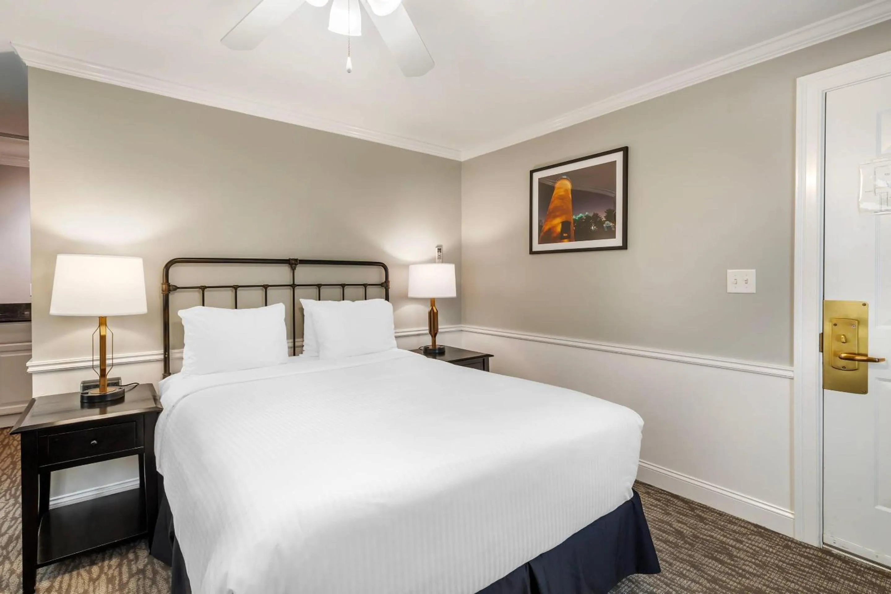 Bedroom, Bed in Essex Street Inn & Suites, an Ascend Collection Hotel