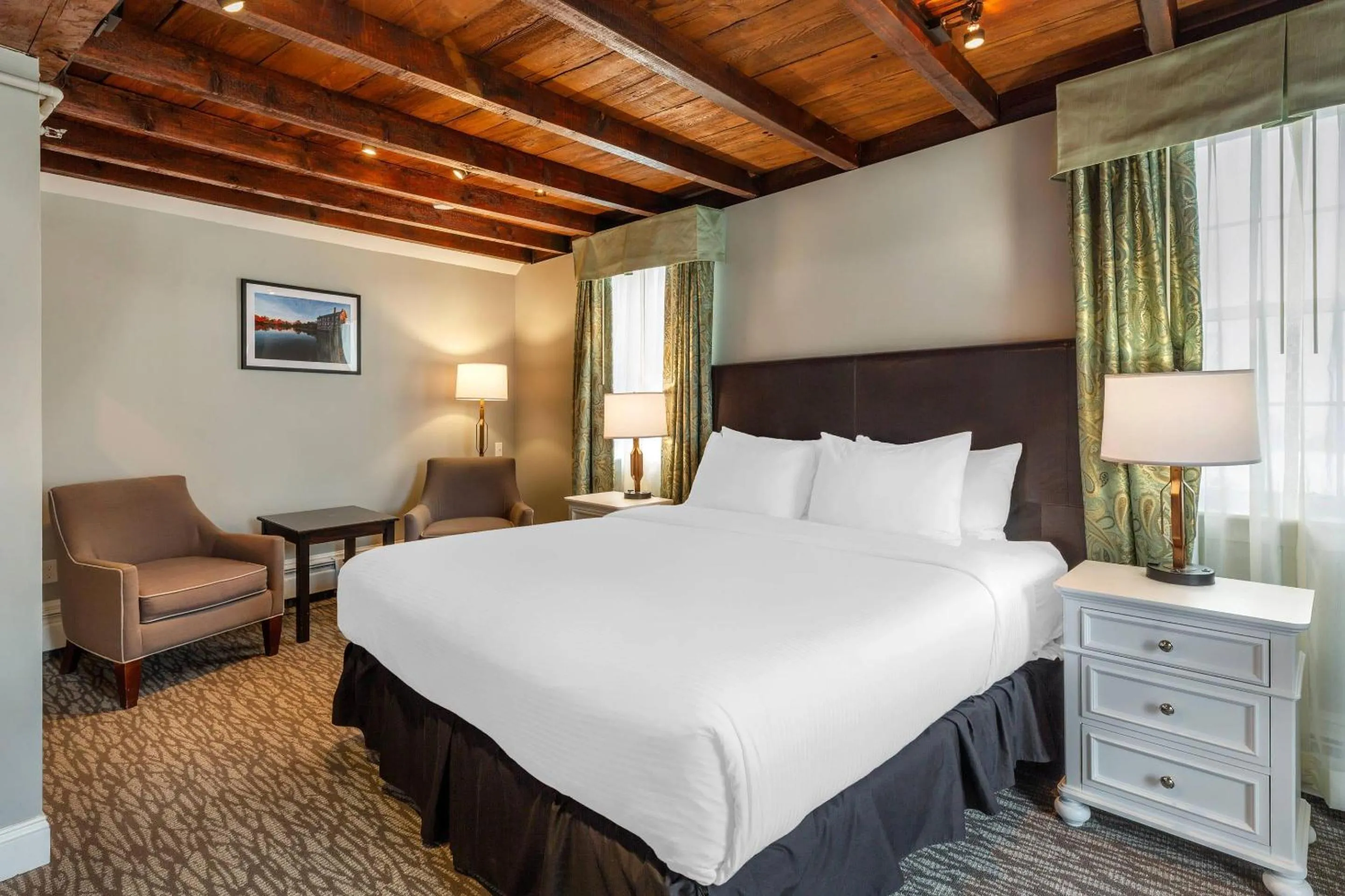 Bedroom, Bed in Essex Street Inn & Suites, an Ascend Collection Hotel