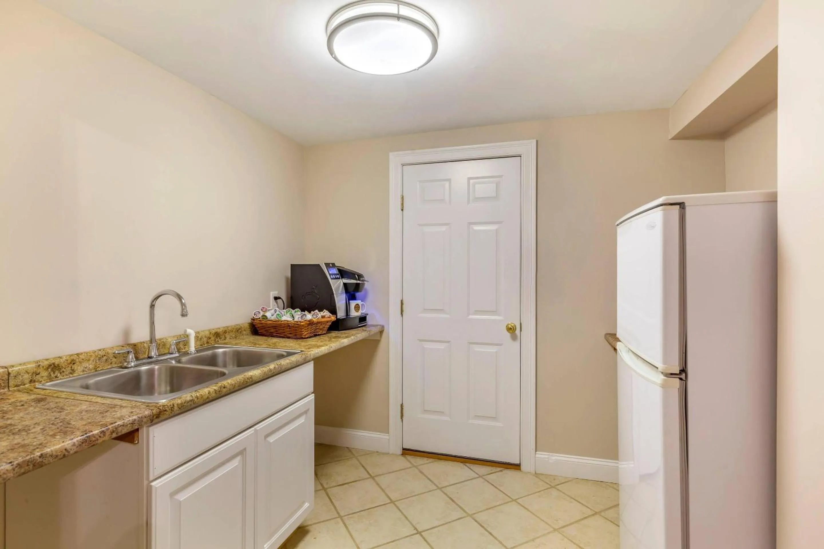 Meeting/conference room in Essex Street Inn & Suites, an Ascend Collection Hotel