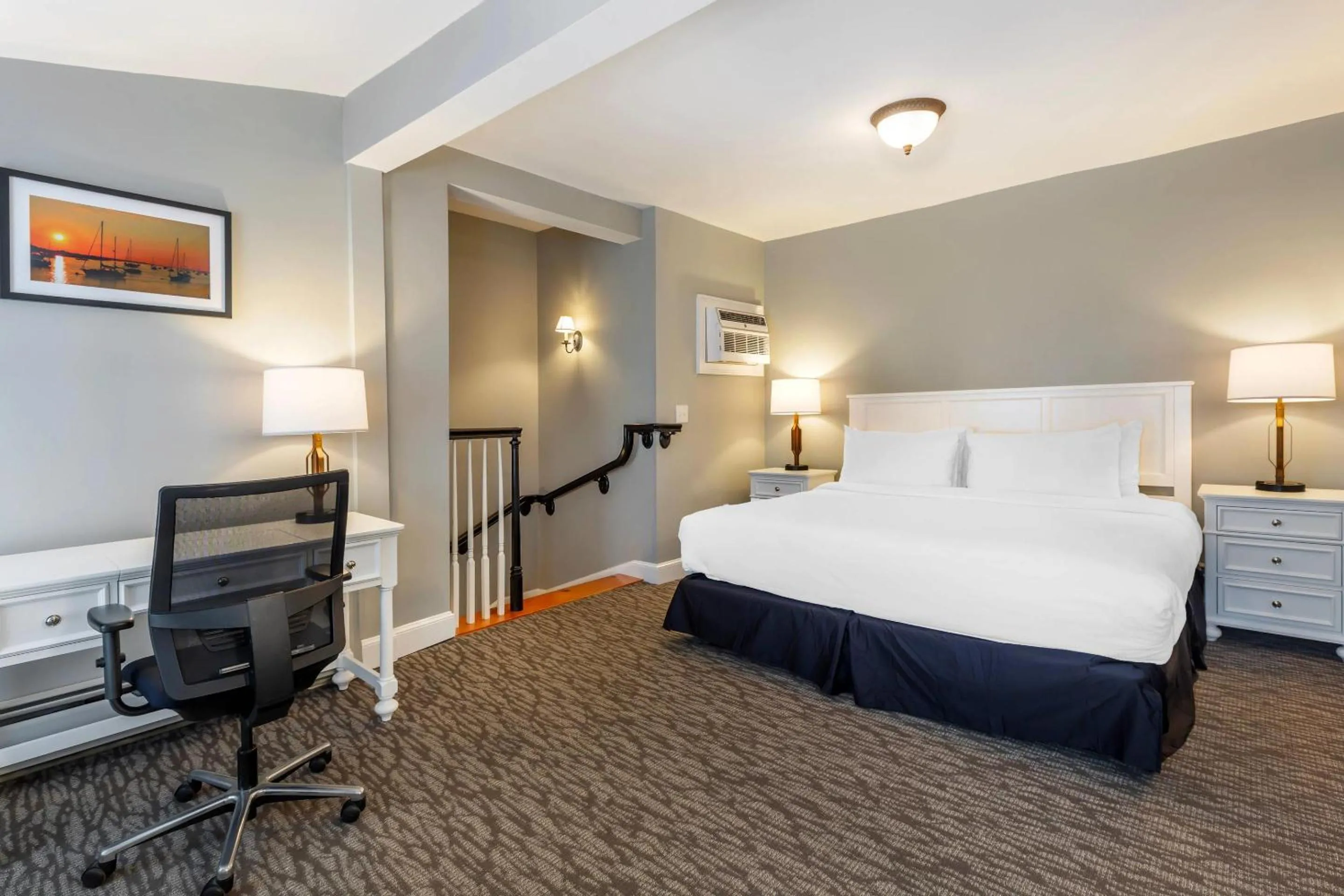 Bedroom, Bed in Essex Street Inn & Suites, an Ascend Collection Hotel