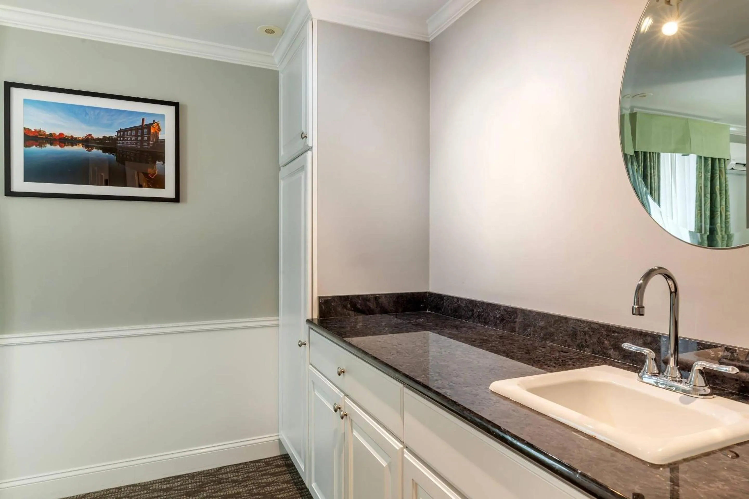 Bedroom in Essex Street Inn & Suites, an Ascend Collection Hotel