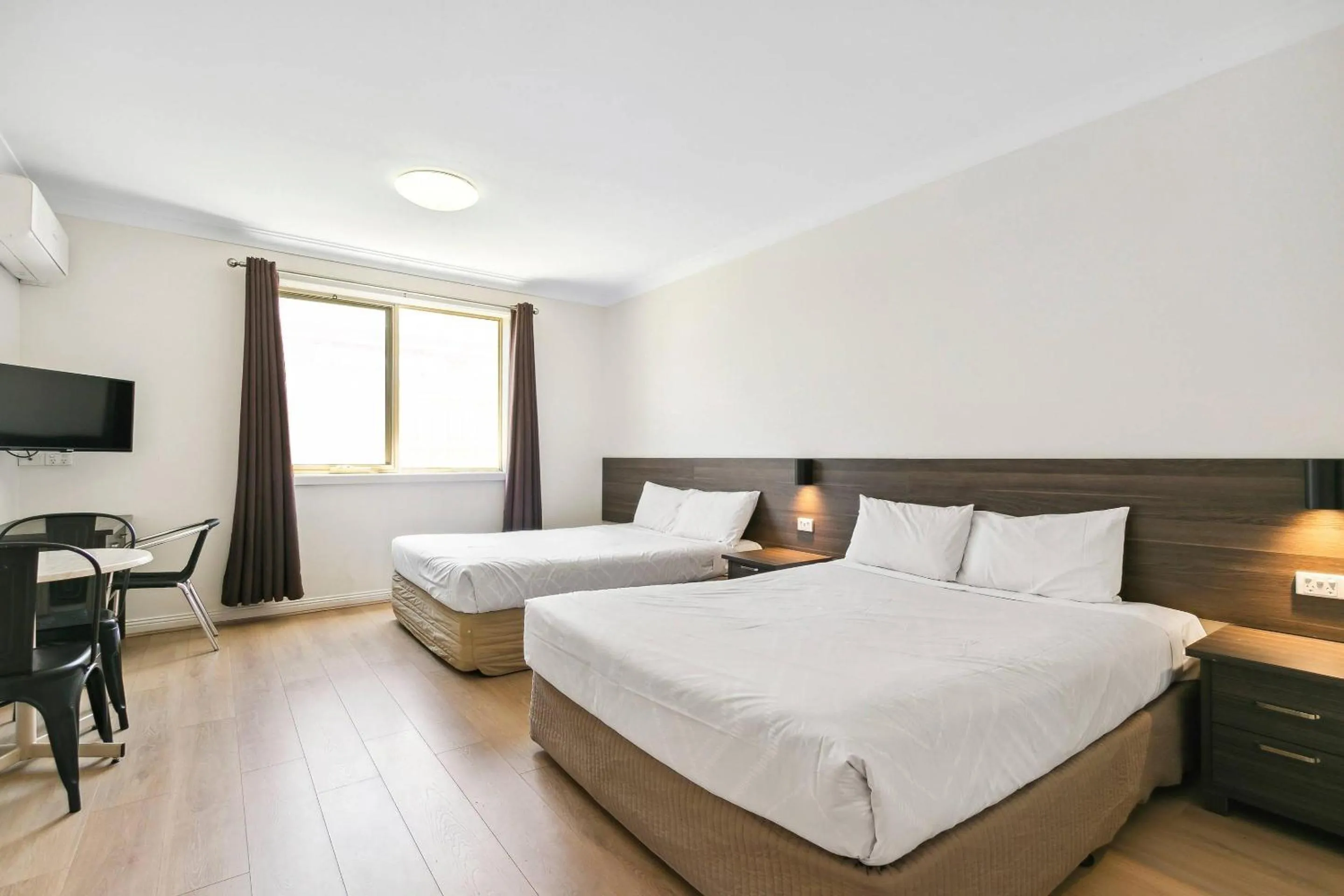 Bedroom, Bed in Comfort Hotel Dandenong