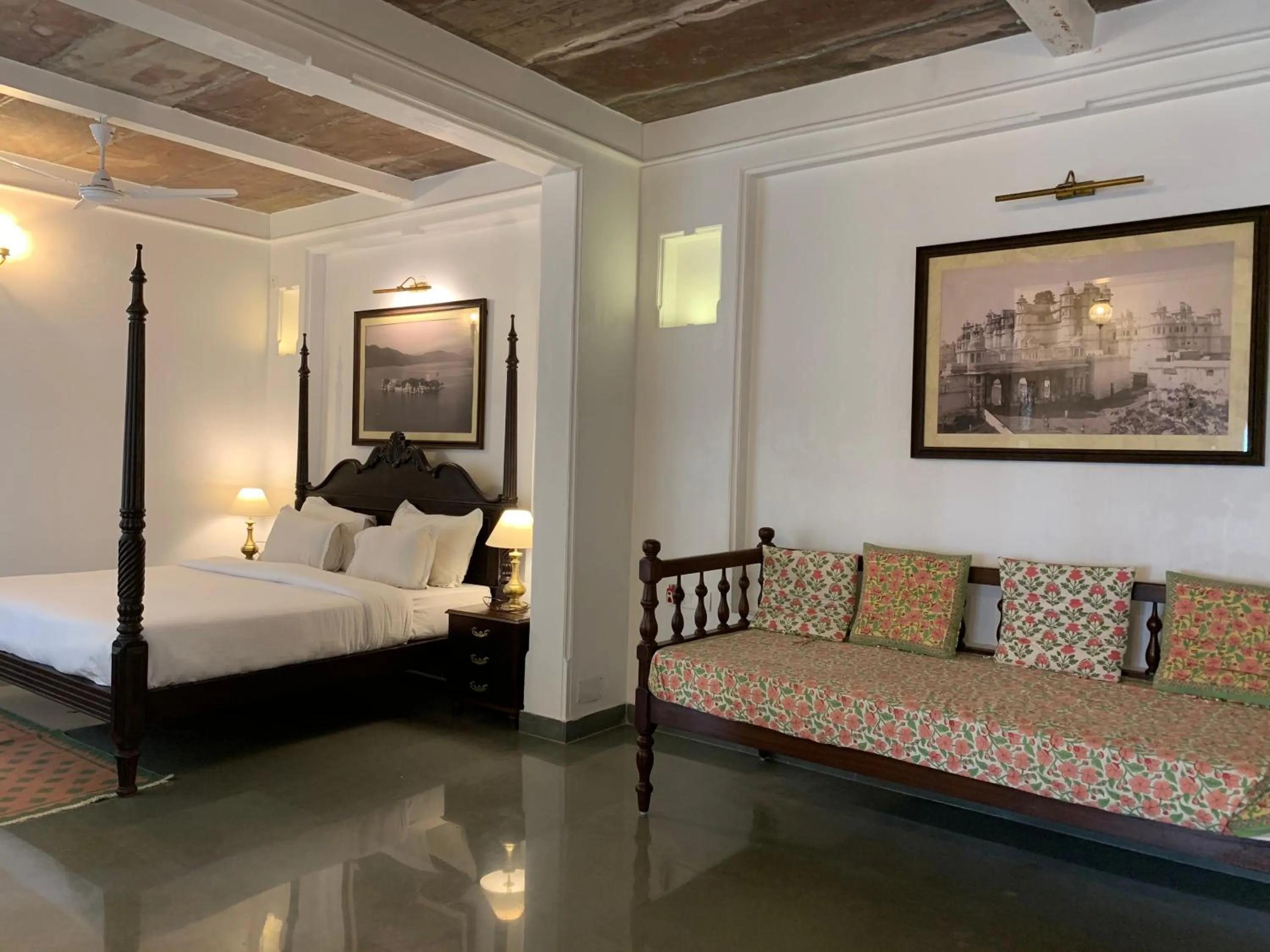 Bed in Aashiya Haveli