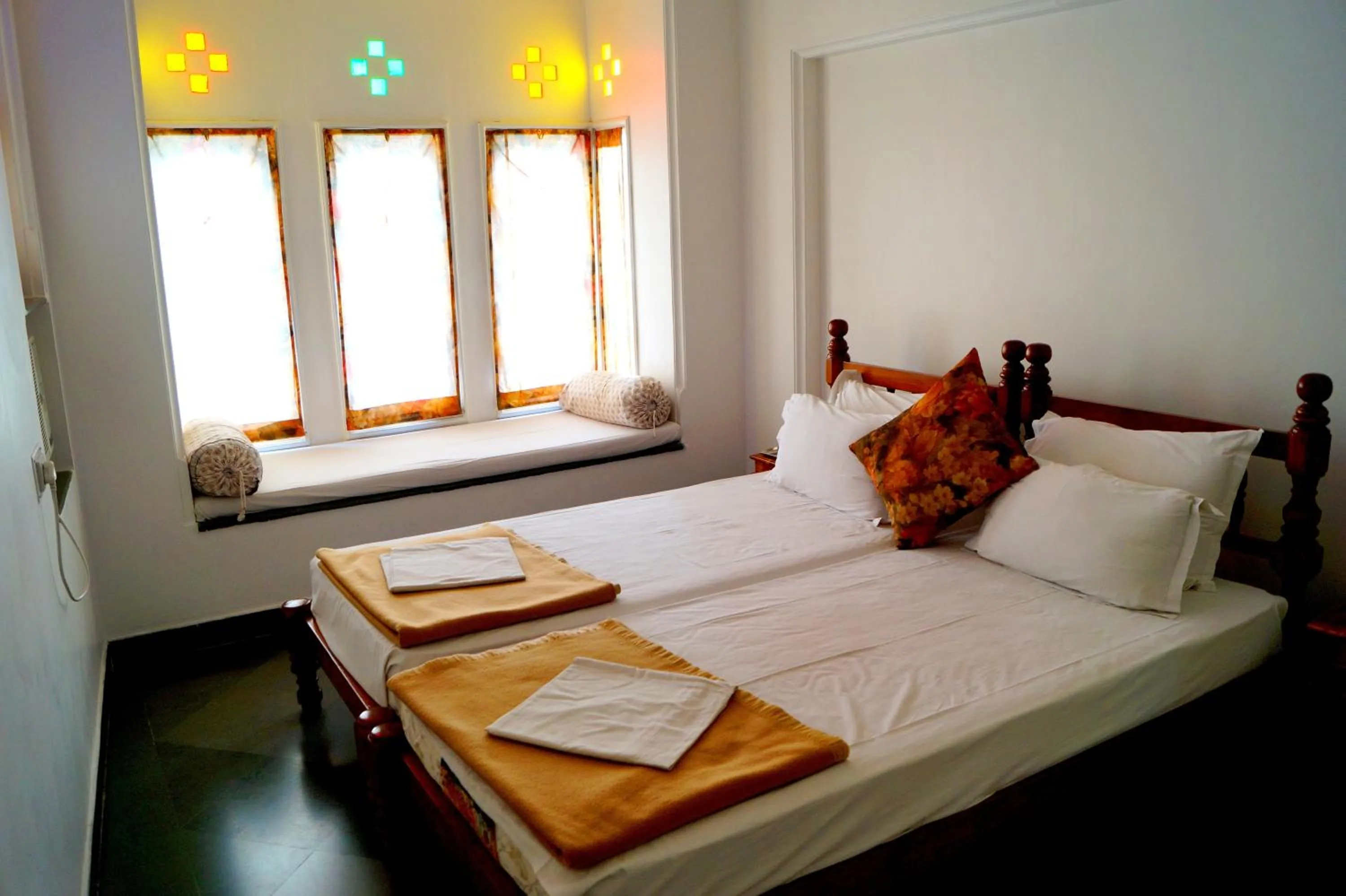 Photo of the whole room, Bed in Aashiya Haveli