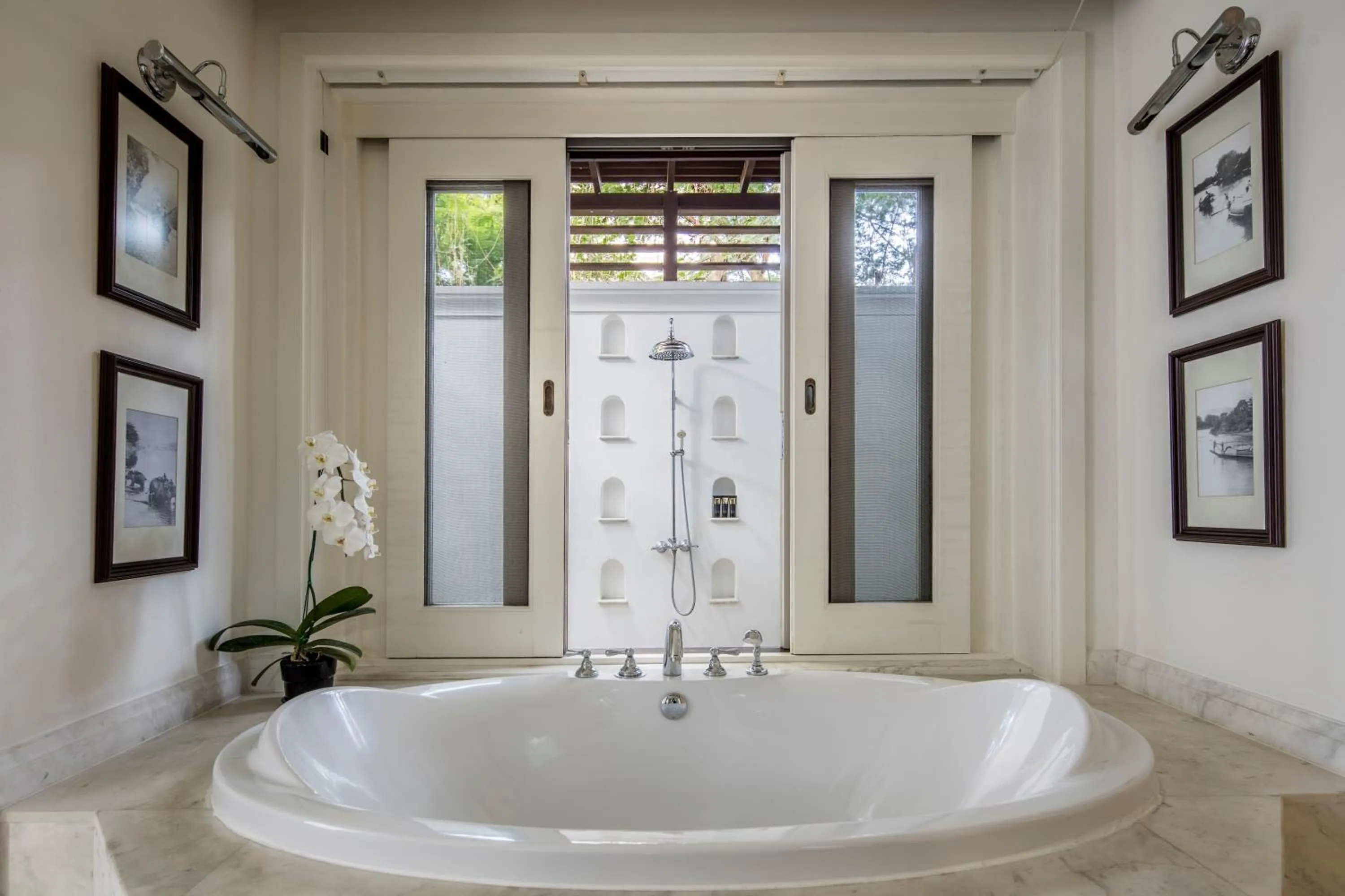 Bath in 137 Pillars House