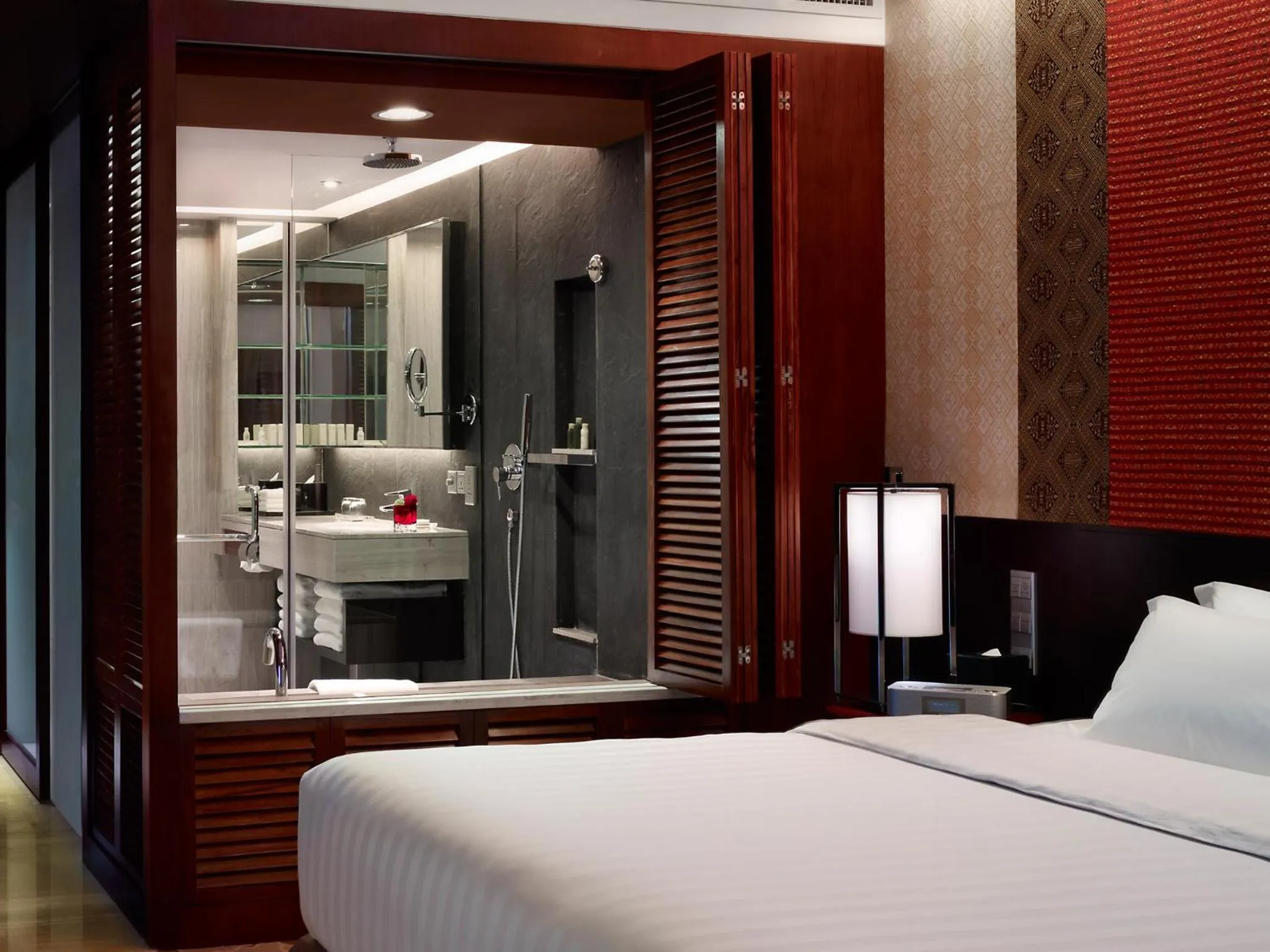 Bathroom, Bed in Radisson Blu Hotel Liuzhou