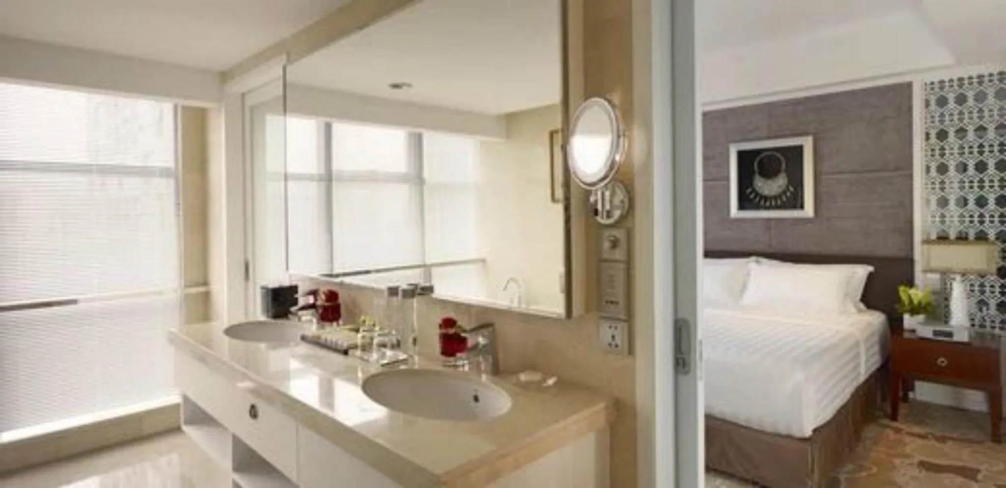 Bathroom, Bed in Radisson Blu Hotel Liuzhou