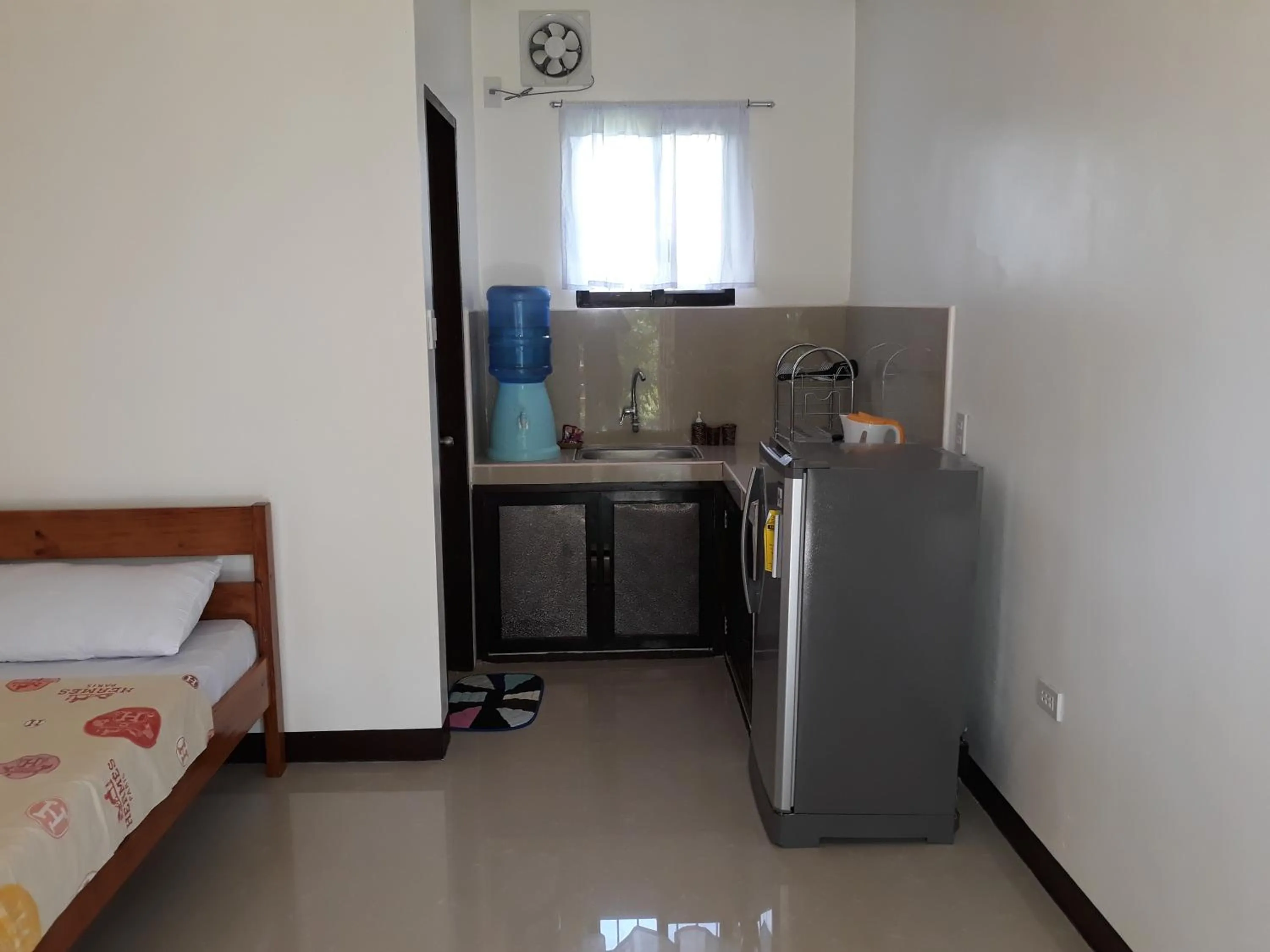 Kitchen or kitchenette, Bed in Gardenview Homestay Siargao