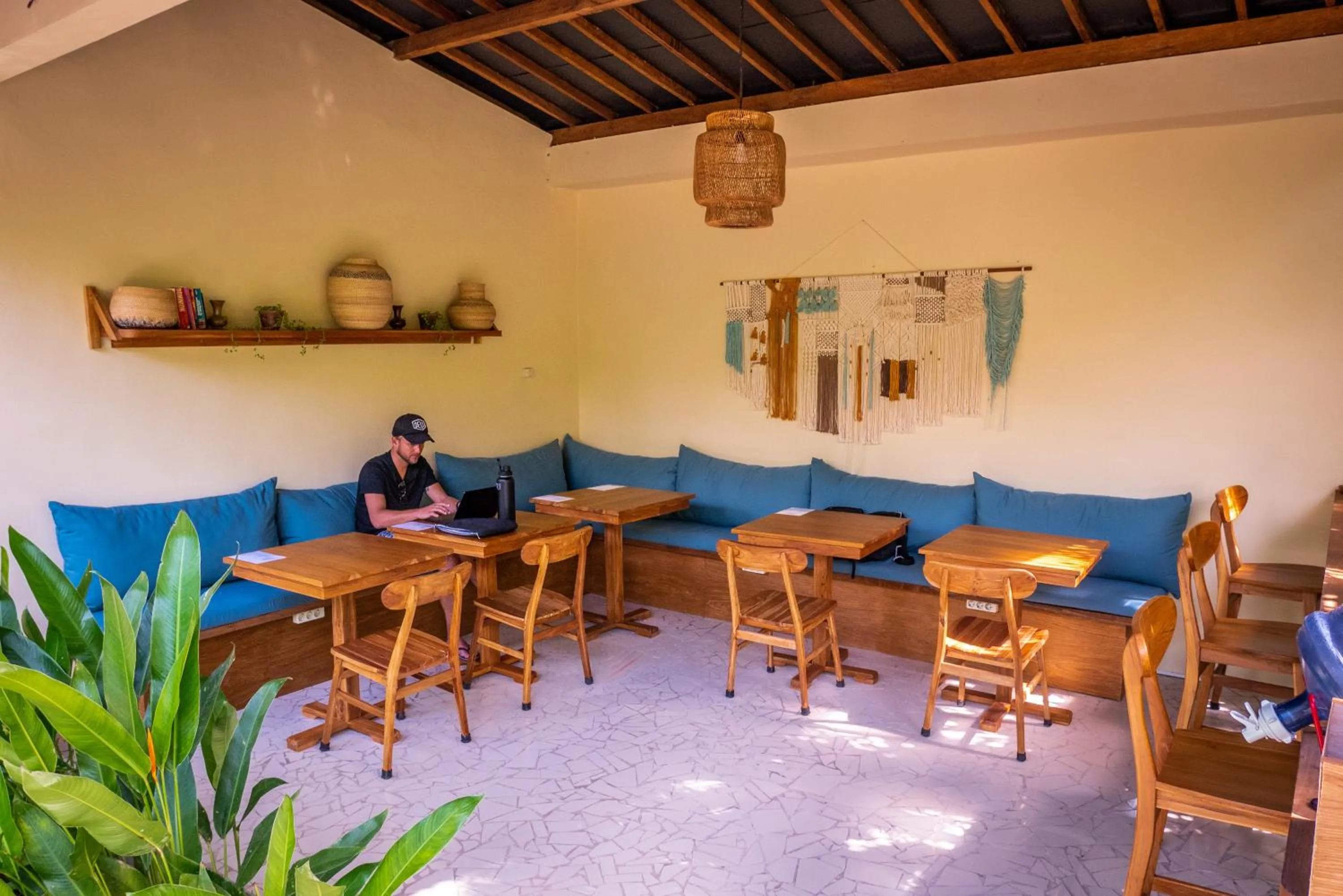 Restaurant/places to eat in Mango Lodge