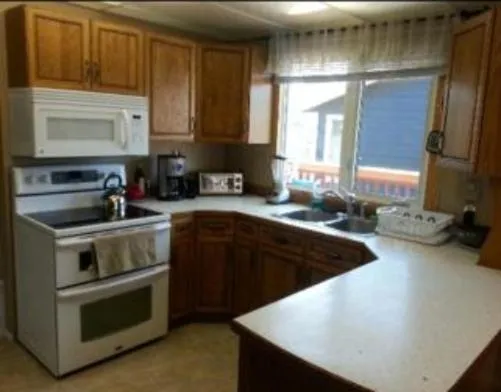 Communal kitchen in Wild North Bed & Rest