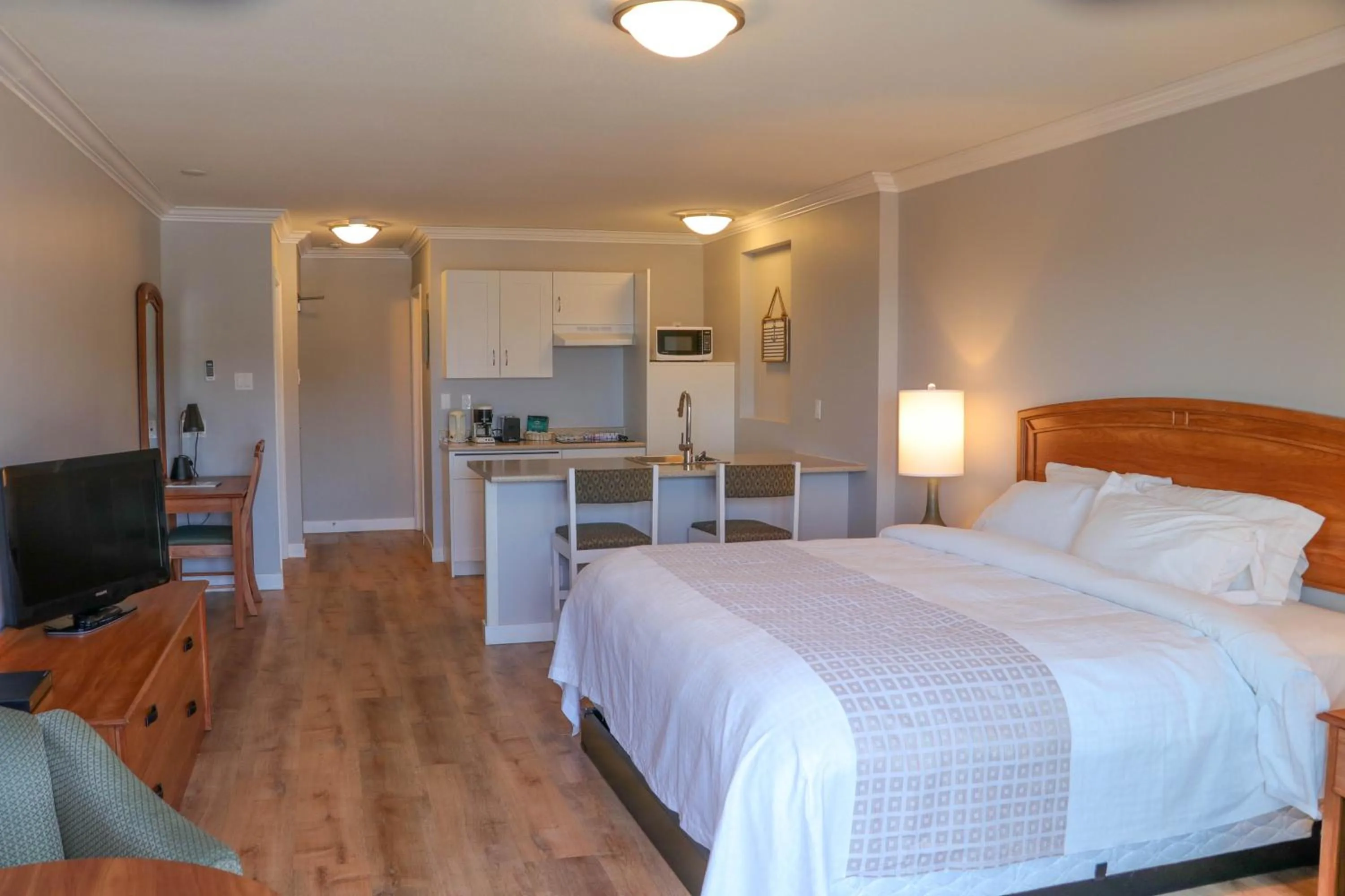 Photo of the whole room, Bed in The Waterfront Suites and Marina