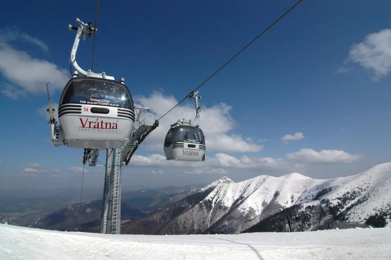 Skiing in Hotel Gold