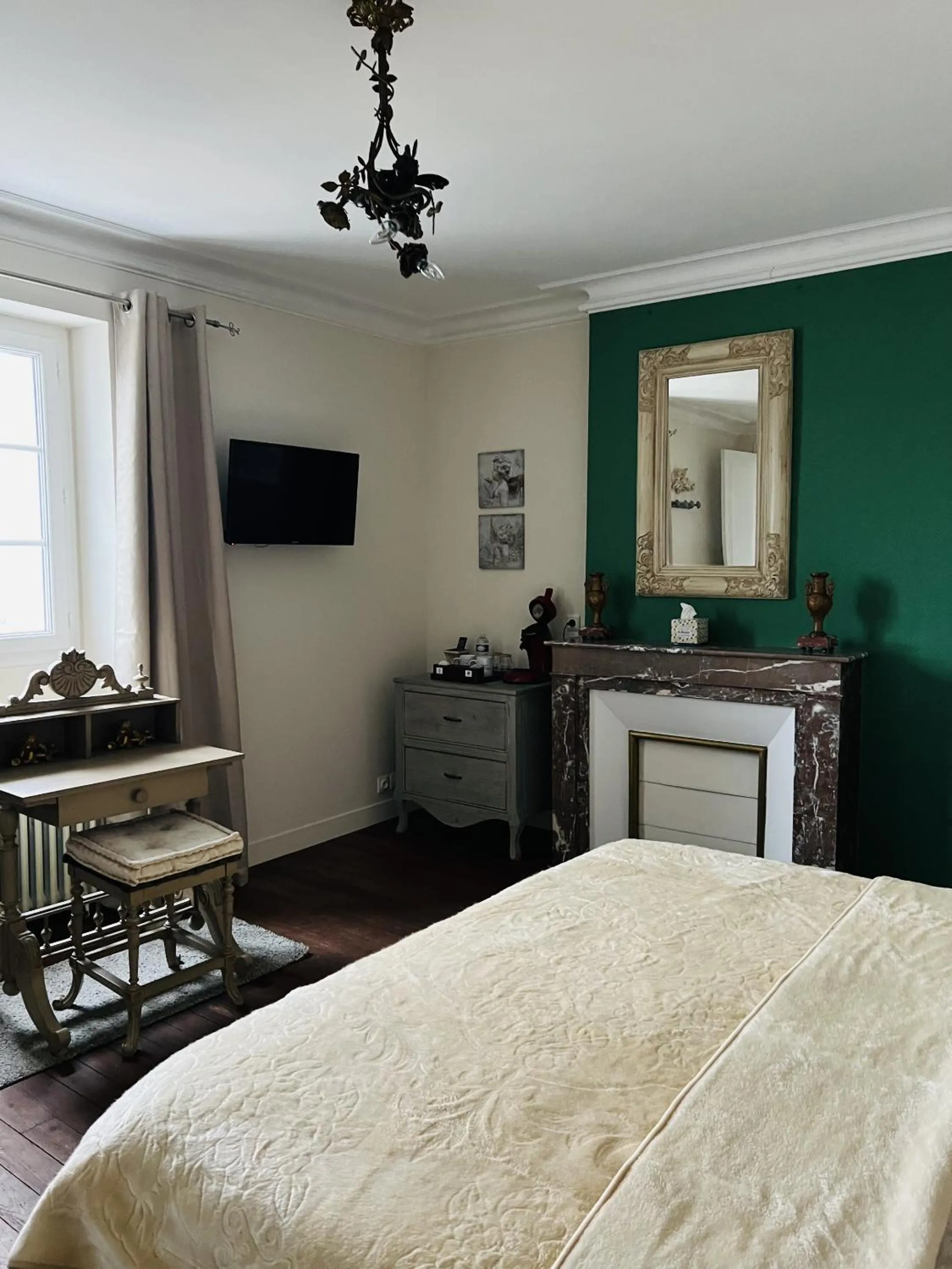 Bedroom, Bed in Les Tuileries de Chanteloup