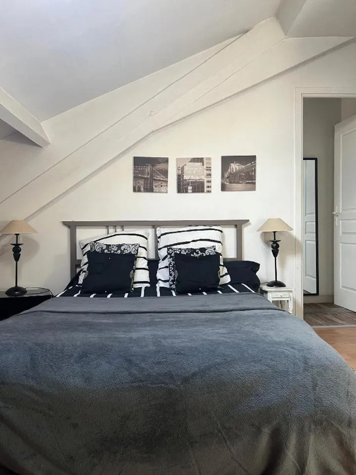 Bedroom, Bed in Les Tuileries de Chanteloup