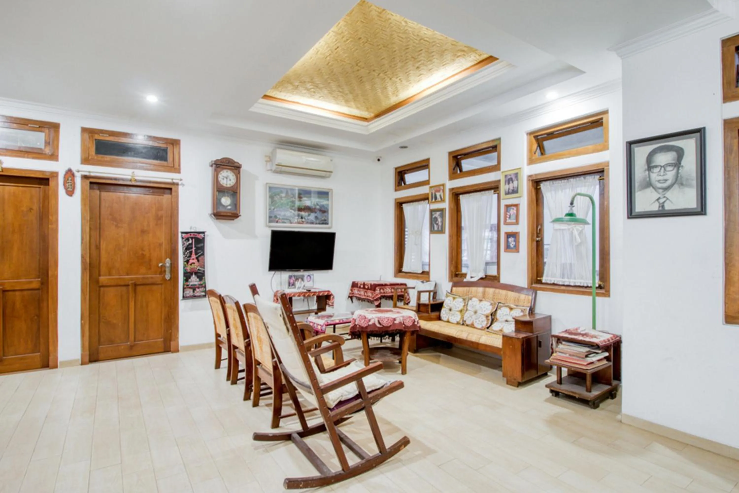 Living room in RedDoorz Plus near Lempuyangan Station 4