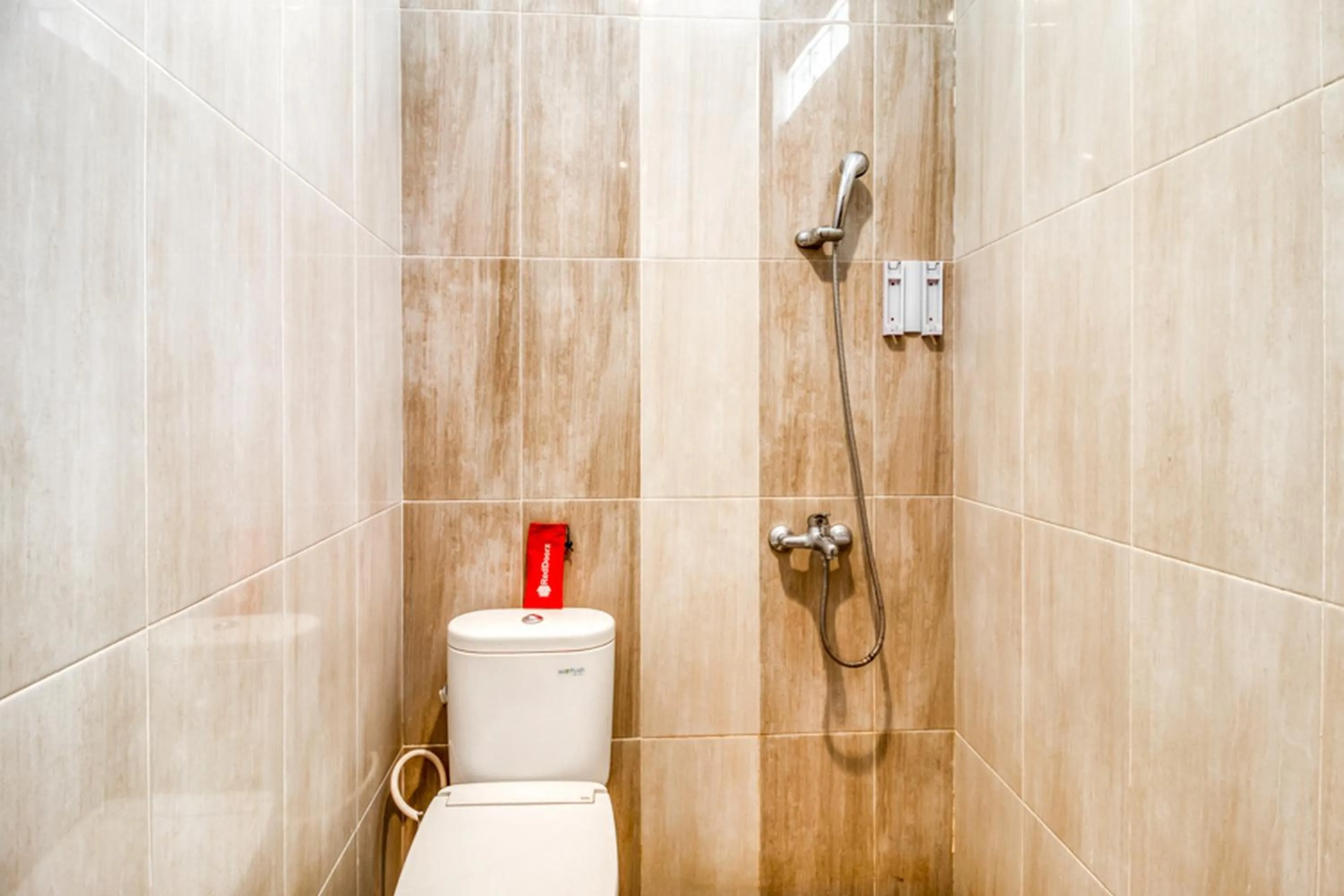 Bathroom in RedDoorz Plus near Lempuyangan Station 4