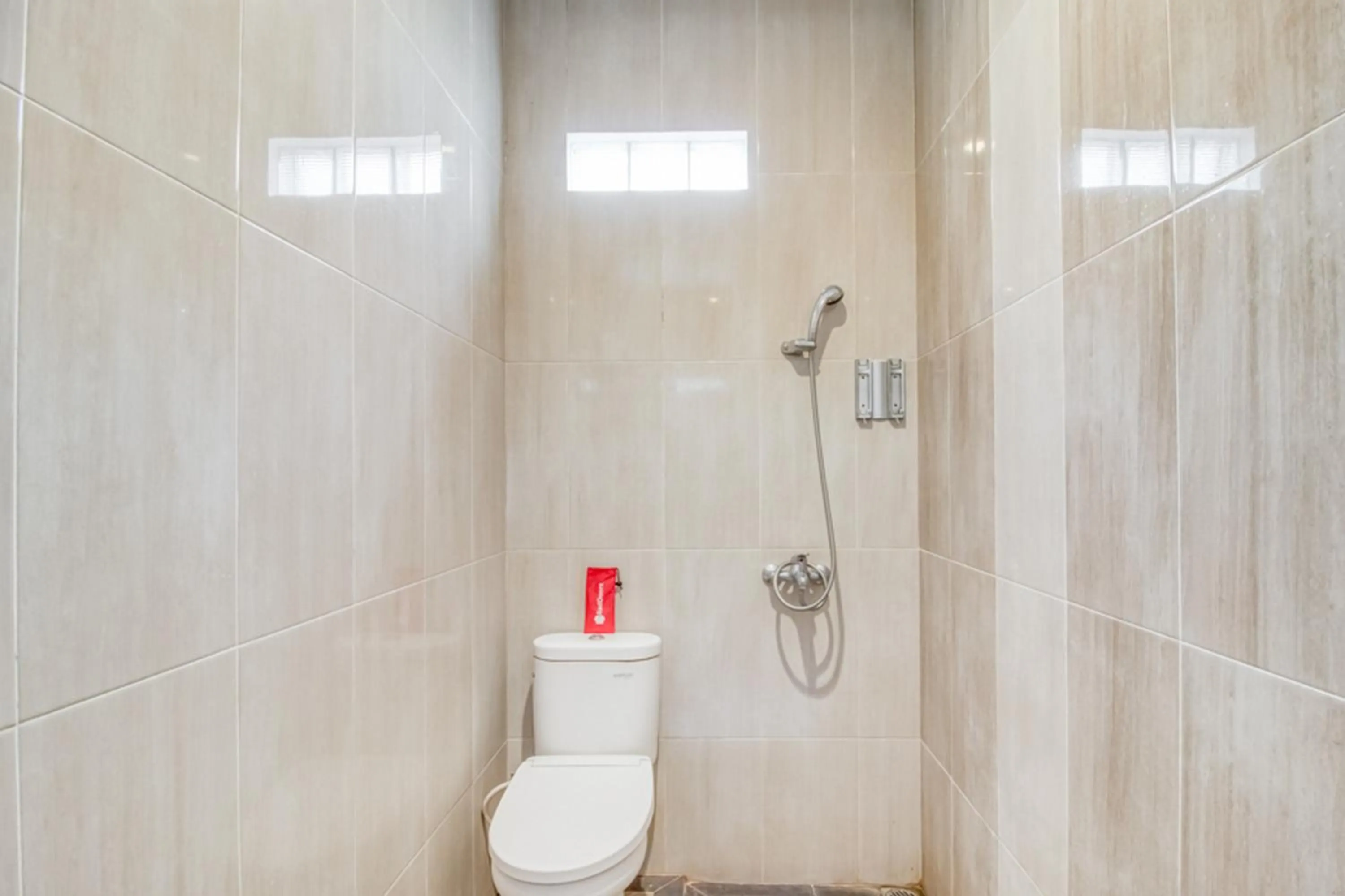 RedDoorz Plus near Lempuyangan Station 4