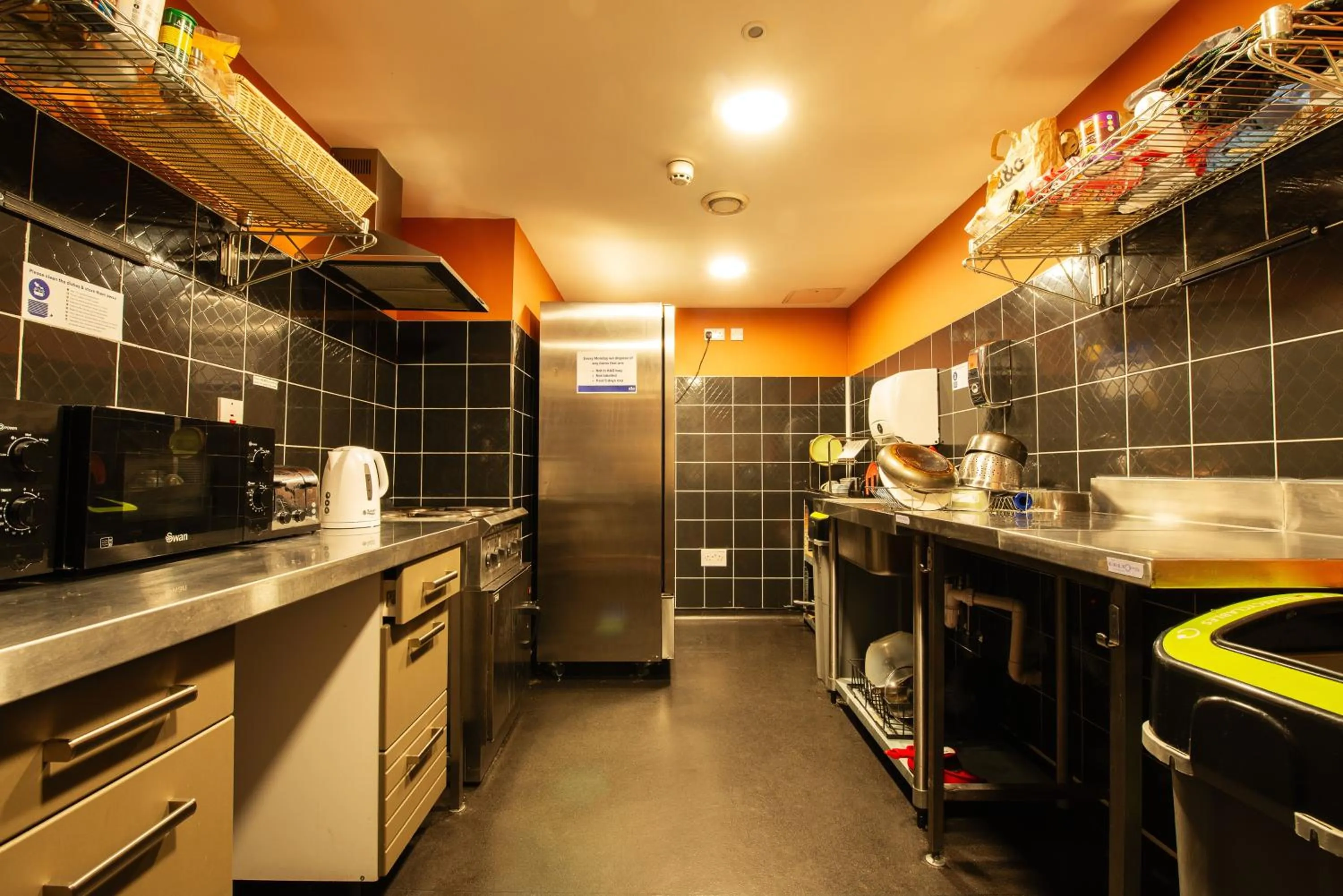 Kitchen or kitchenette, Kitchen/Kitchenette in Smart City Hostels by Safestay, Edinburgh
