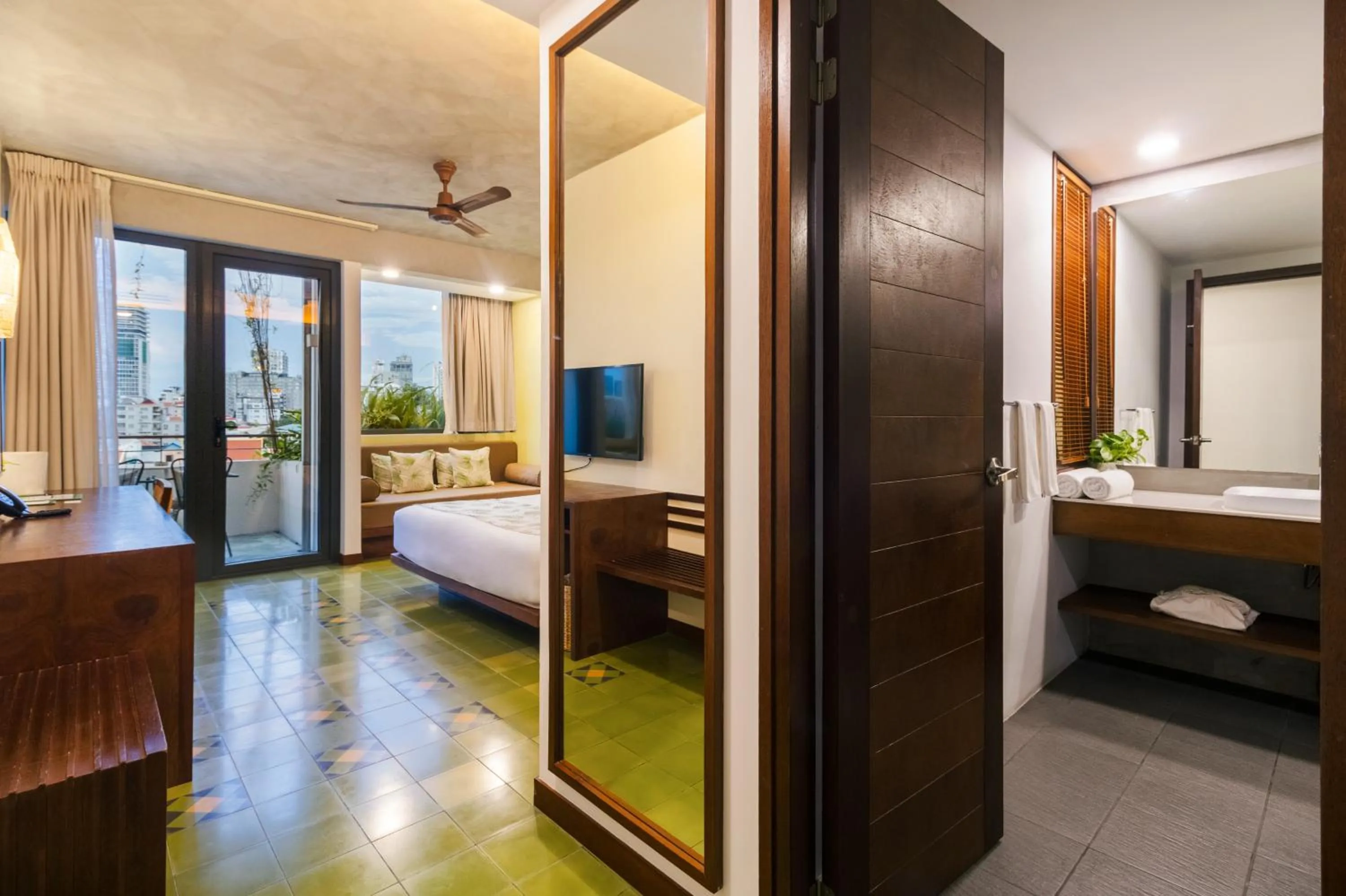 Bathroom, Bed in Penh House Hotel