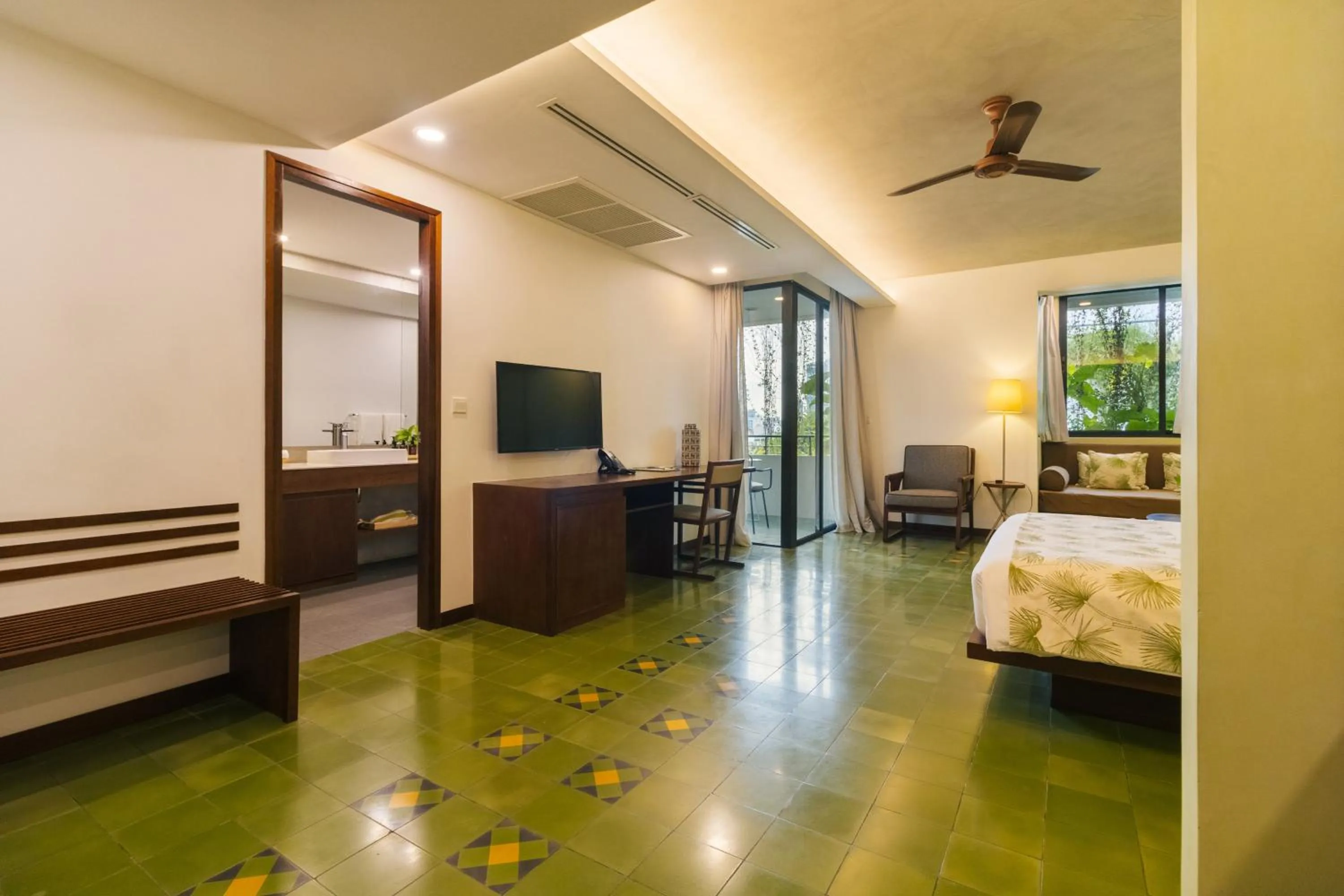 Photo of the whole room, Bed in Penh House Hotel